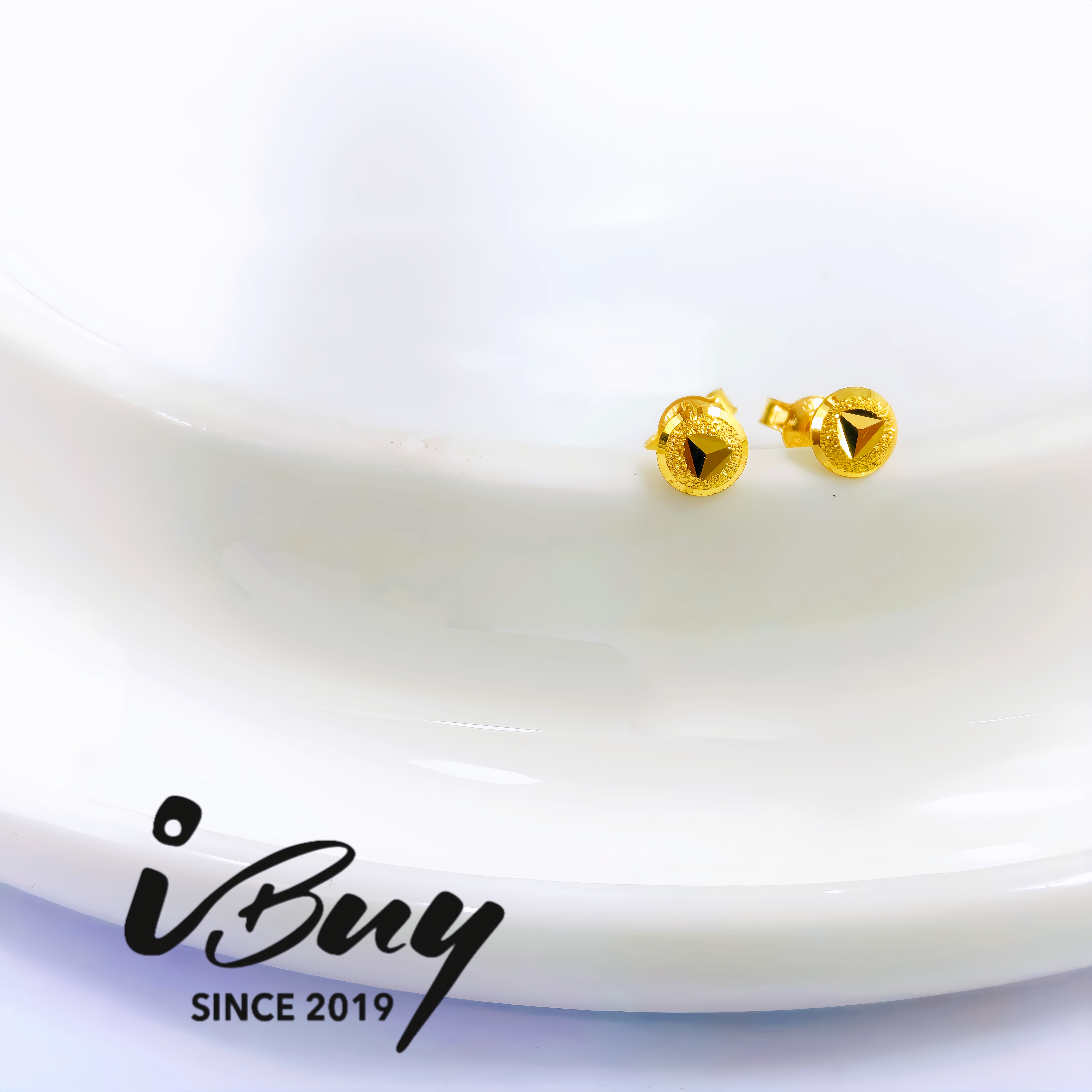 916 GOLD MATTE ROUND TRIANGLE CUT EARSTUD 916 金 圆面磨砂三角车花耳钉