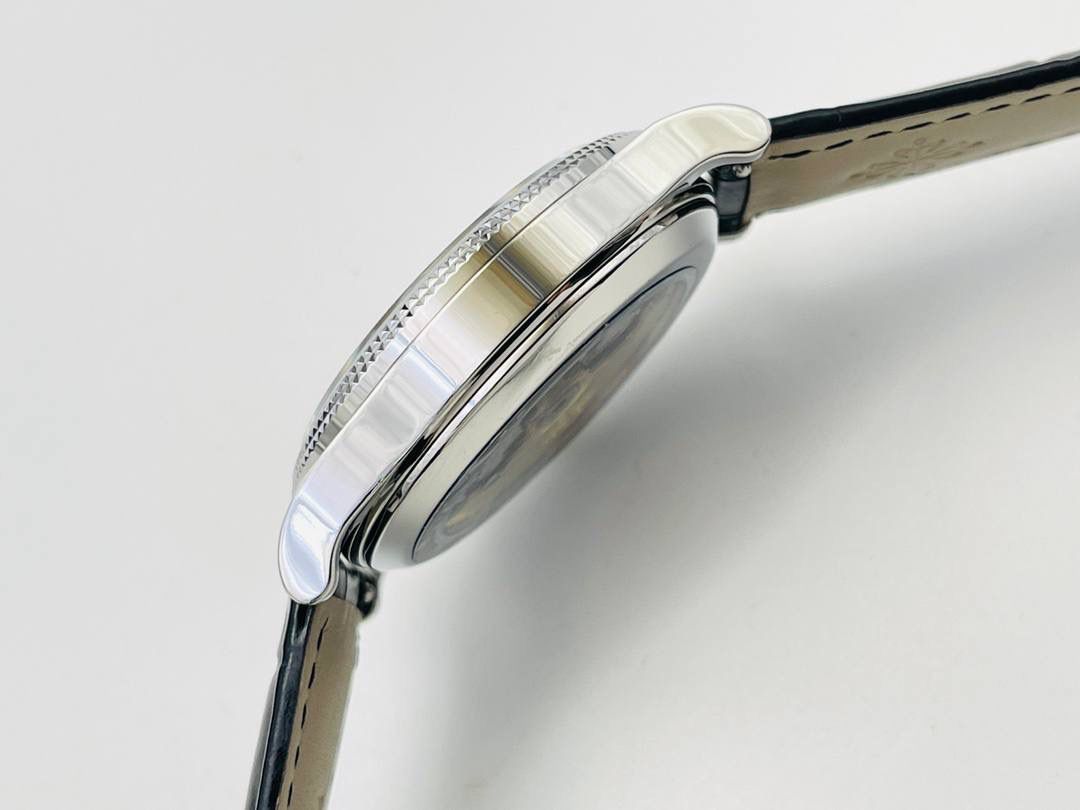 百达.翡丽-古典表系列——3919腕表震撼登场。🤩😍完美还原表中王者的独特质感和简约格调！细节升级如下： 1⃣️腕表尺寸39MM，尺寸数据完美吻合正品，佩戴轻便，还原正品体验。 2⃣️玻璃采用与原装一致的锅盖型穹顶玻璃，特镀有双层抗眩晕增透镀膜。 3⃣️表盘标识和指针的边沿全部采用手工润饰倒角，之后再采用镀铑工艺处理，确保光泽度和质感不亚于原装。 4⃣️机芯采用30-255 PS机芯机械！ 5⃣️表带经典意大利小牛皮表带，做工精致，包边细腻，尽显大牌风范，搭配原厂针扣。