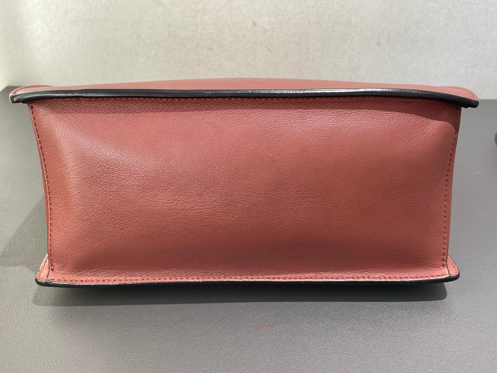 【預訂貨品】Fendi 豆沙色油蠟皮復古郵差包