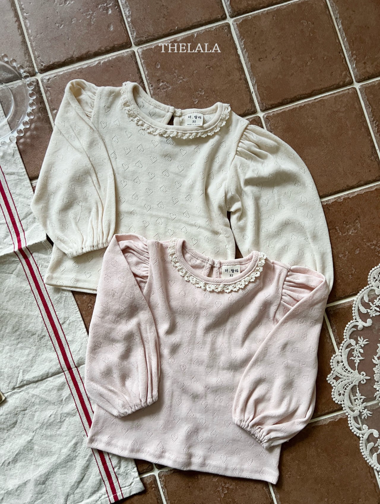 🌸預訂 韓國直送🌸🇰🇷THELALA兩色蕾絲心心通花泡泡長袖上衣