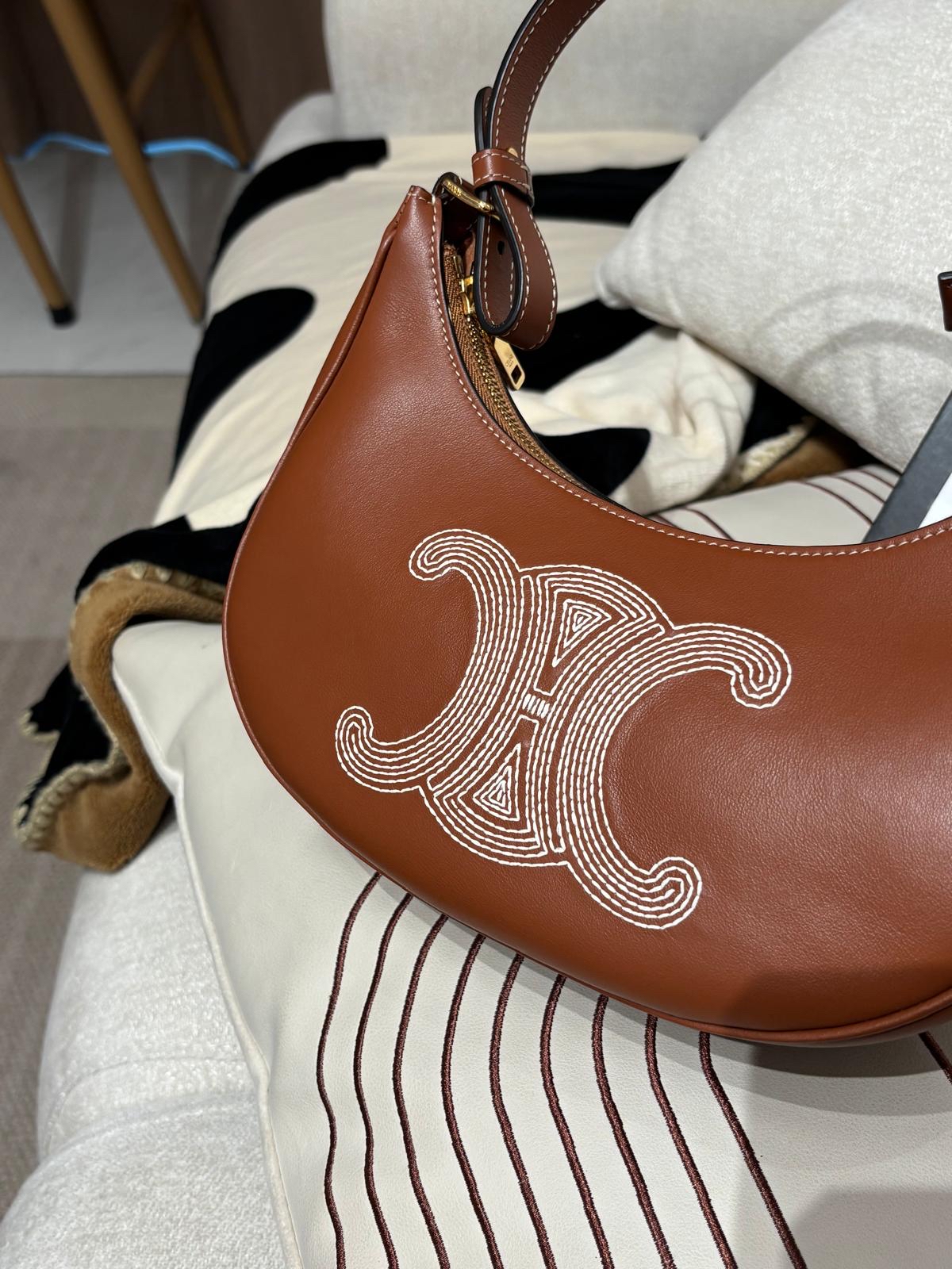 Celine Ava medium hobo calfskin 凱旋門logo 100%Authentic ,98%new✅dust bag