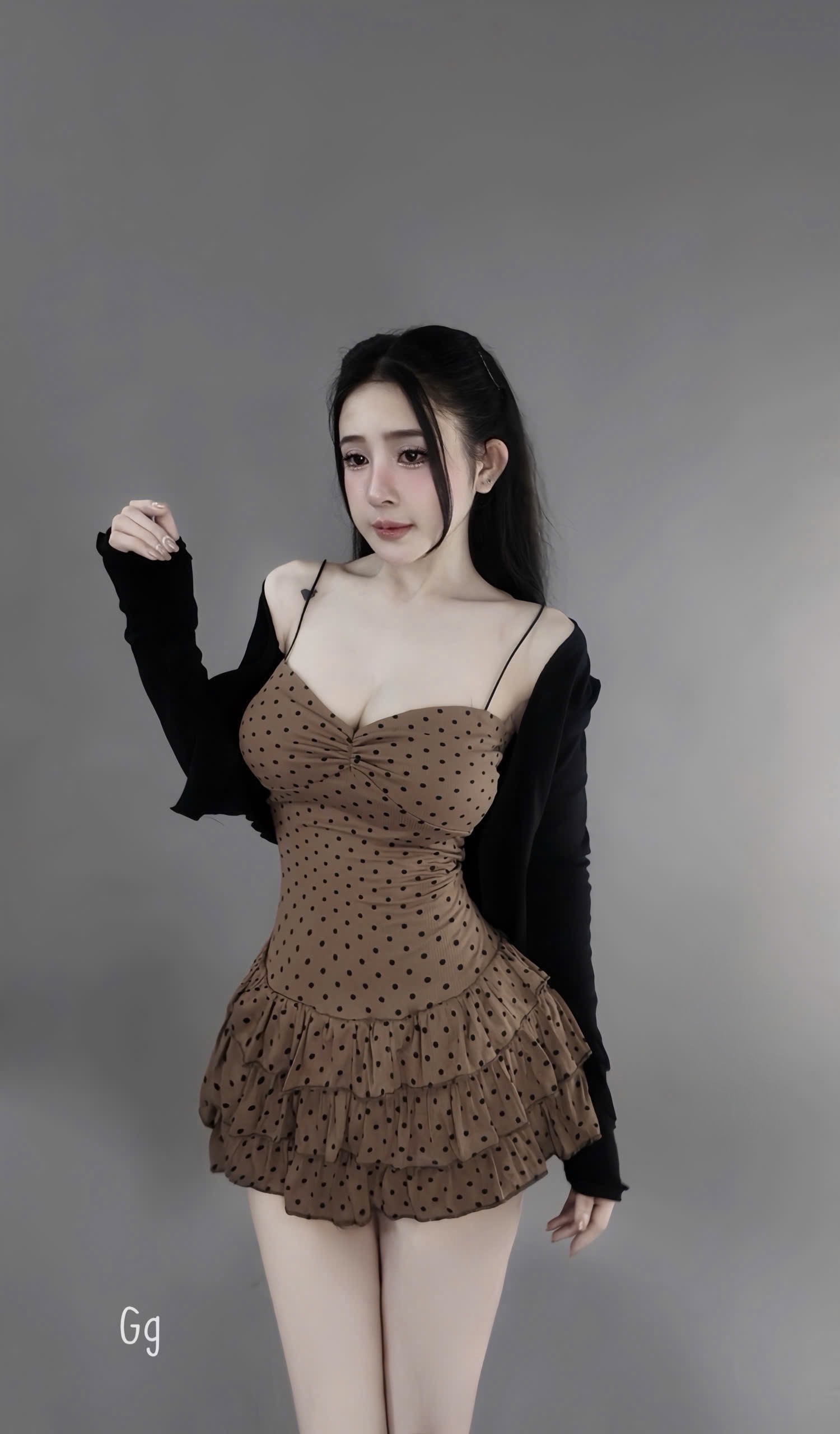 心型印花荷葉邊吊帶洋裝搭配長袖開襟衫