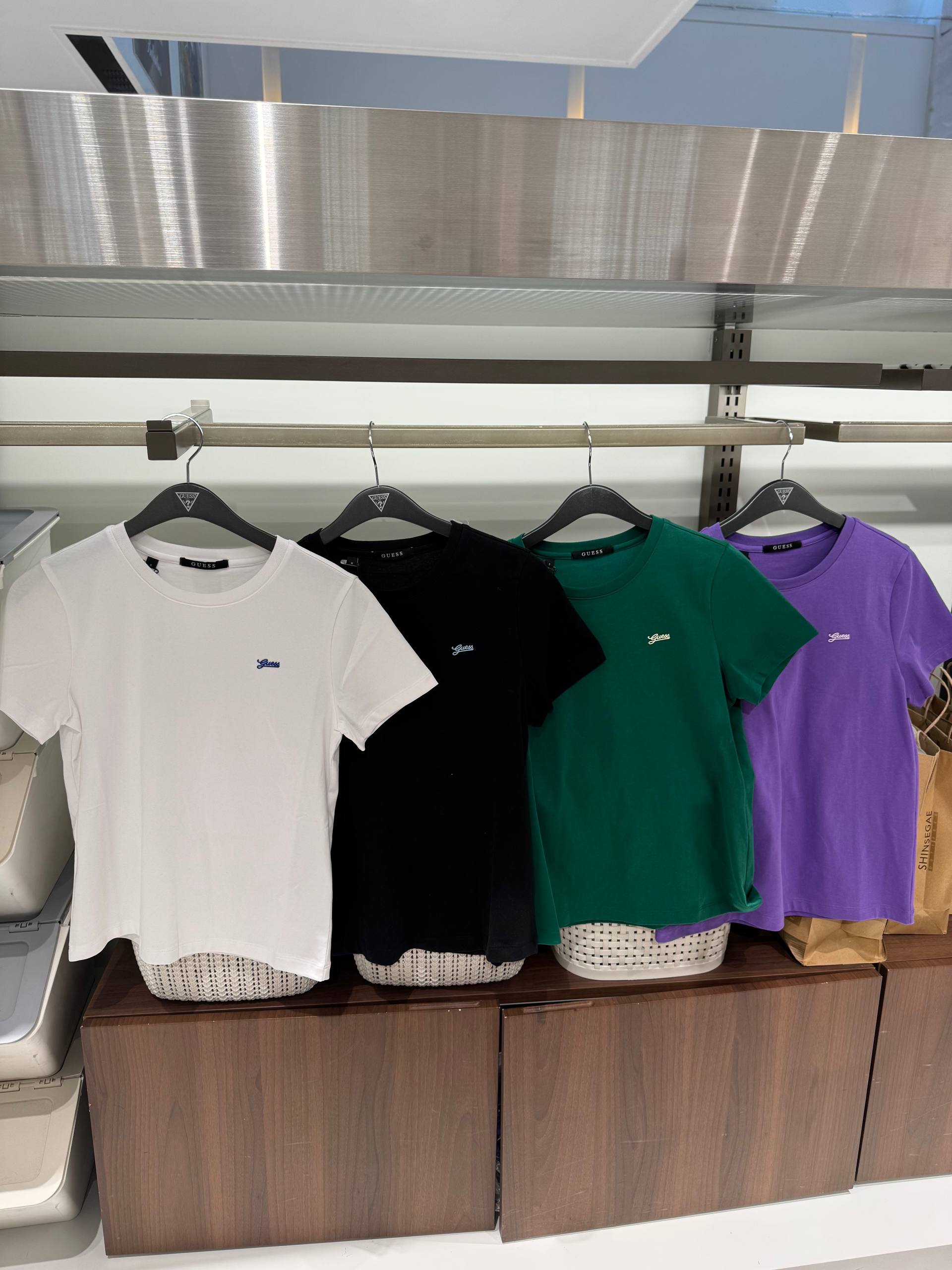 🇰🇷Guess 女款上衣✨