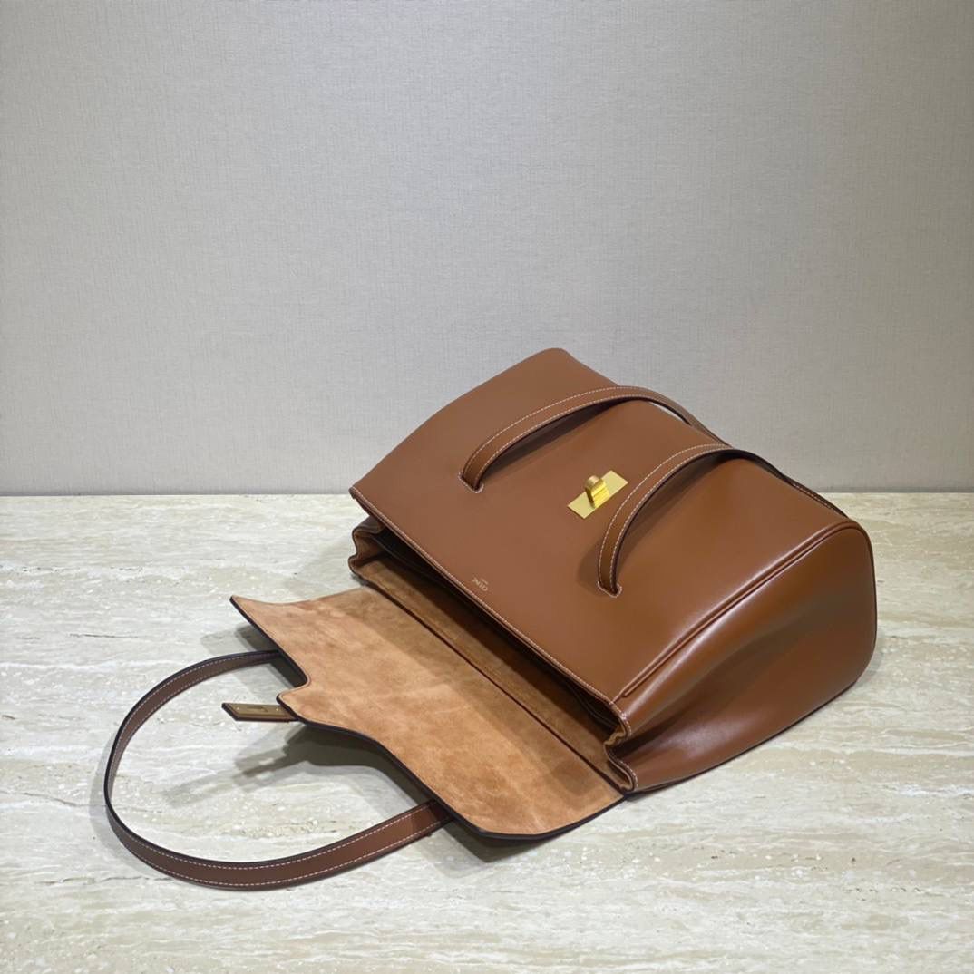 🔥大货实拍图 𝗖𝗘𝗟𝗜𝗡𝗘♥𝟭𝟲 𝗦𝗢𝗙𝗧中号 型号：195543 尺寸：32*24*15cm