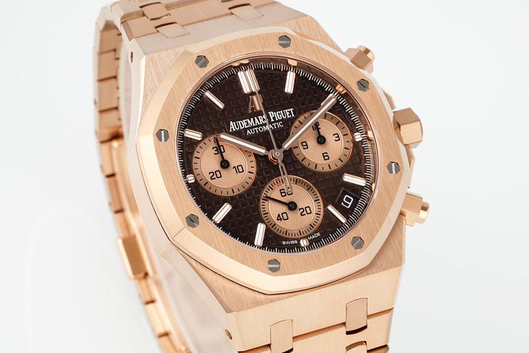 🚀新品爱彼皇家橡树系列26240系列，是一款41毫米精钢自动上链计时码表，搭载APS开发自研Calibre 4401一体机芯，具备飞返计时、小时/分钟/小秒显示及日期功能。其标志性八角形表圈配以八颗六角螺丝，搭配“Grande Tapisserie”大型格纹表盘，层次感鲜明。一体式精钢表链延续了1972年首款皇家橡树的经典设计，兼具运动与优雅。全新开发一体机芯采用导柱轮与垂直离合结构，振频28,800次/小时，与原版完全一致，动力储存约70小时，防水深度50米。AP融合高级制表工艺与前卫美学，是奢华运动腕表的典范之作。💯🔥🔥