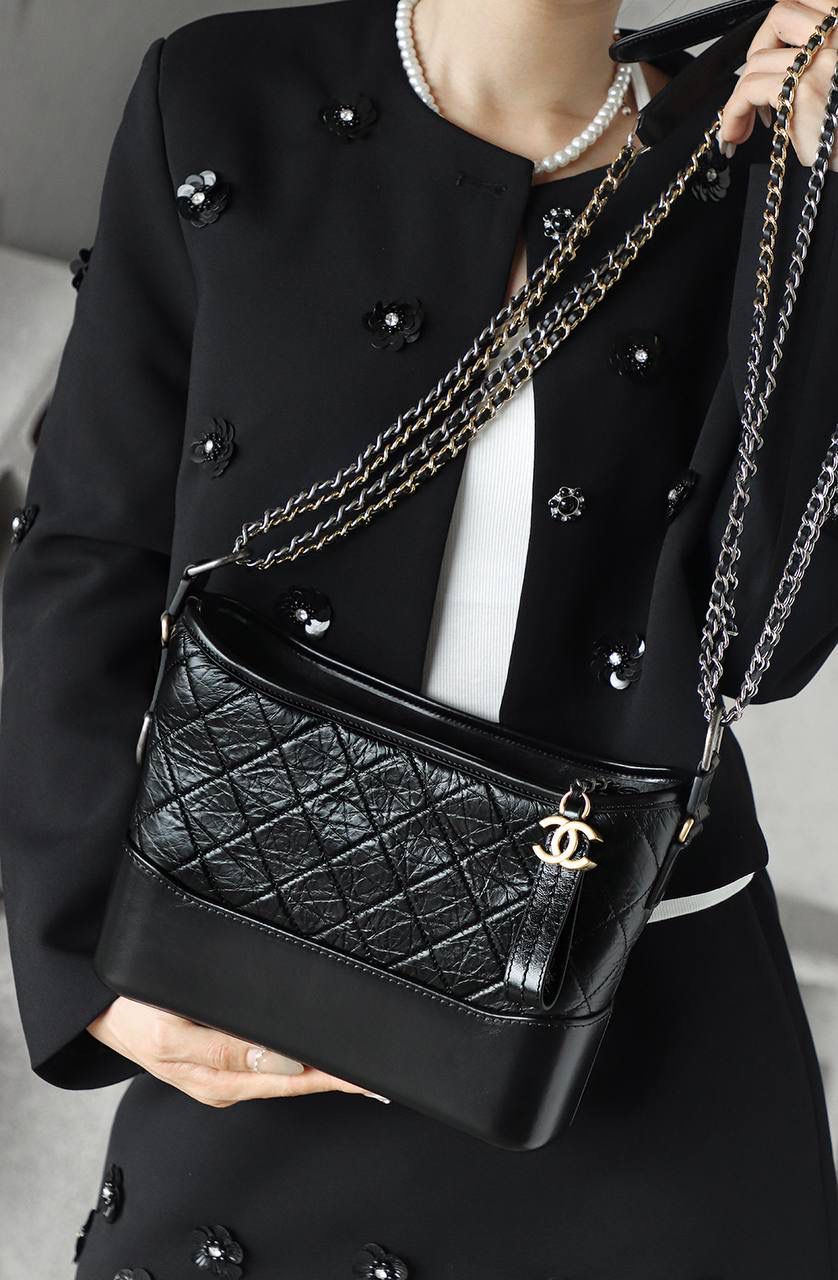 流浪包中號鑒定版 👜 一包一碼 支持全球鑒定查驗身份證原廠專G 蒙塔貝拉原廠皮料過關清單資料可査詢 四大金剛之一的流浪包百搭不膩，大愛它的帥氣隨性慵懶優雅！ 中號size男女都可以駕馭，輕鬆背出屬於自己的風格！ 五金：全鋼做舊復古五金 皮料：蒙塔貝拉原廠皮 尺寸大号：21*28*10cm 小号：15*20*8cm