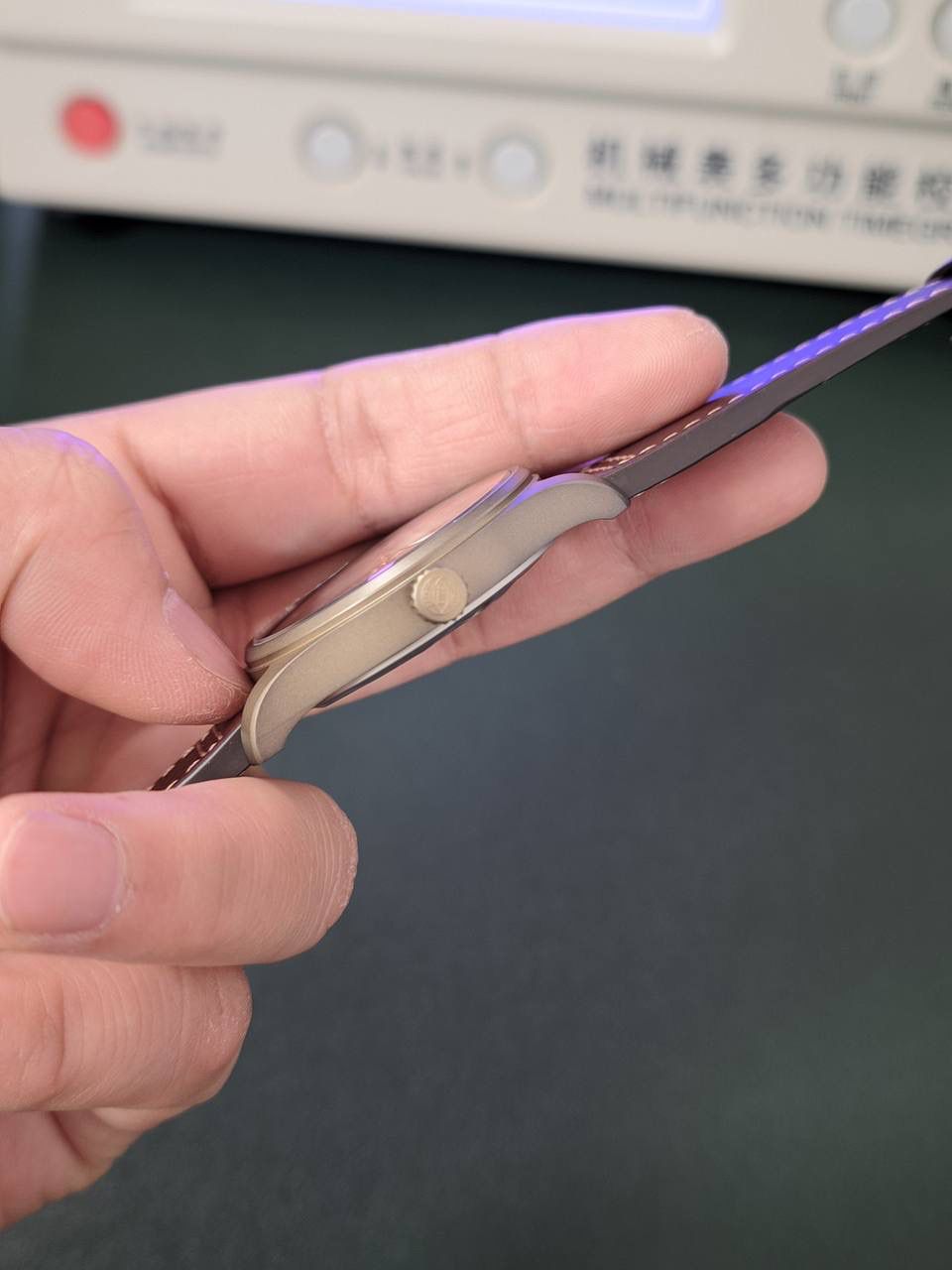 马克十八 马克18喷火战机腕表震撼出击。橄榄绿盘面，青铜材质外壳，整体狂野彪悍，复古非凡！【表壳】腕表尺寸39mmX10.6mm。与原装一致采用青铜材质，随着岁月境迁，能留下属于自己的特殊痕迹。钛合金底盖，同样镌刻有“喷火战机”图案。栩栩如生，与原装无二。【表带 扣】棕色意大利小牛皮表带，搭配五级钛金属万国式经典针扣。【机芯】采用结构与原装基本吻合的TOP级9015自动上旋机芯。