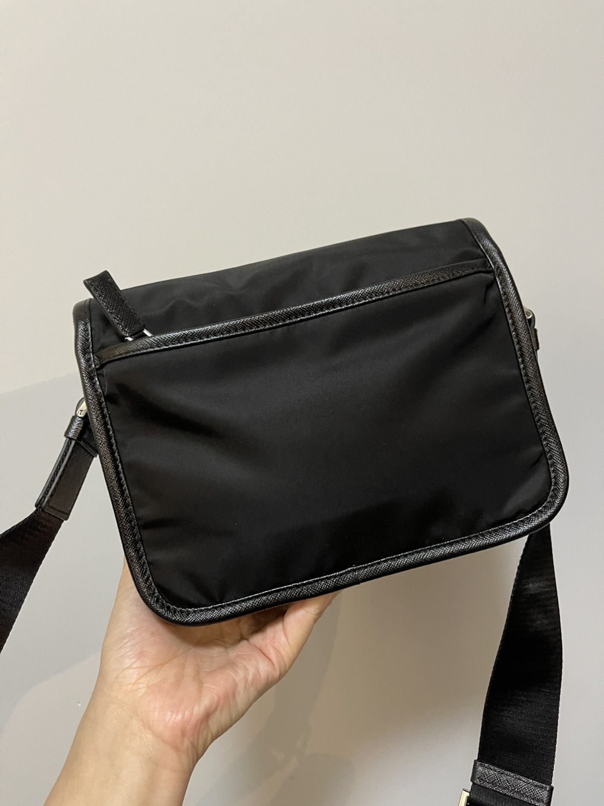 PRADA Re-Nylon 及 Saffiano 皮革肩揹袋