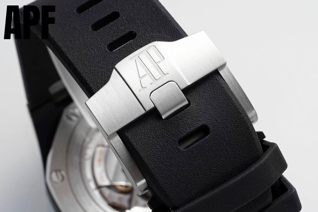 APF厂“新配色”爱彼皇家橡树离岸型26405系列陶瓷腕表 秒杀市面上所有版本“封顶之作 杜绝一眼假”在原有的基础上 潜心研发 突破壁垒 “打破原装封锁技术，同步原装独家计时码表款可松动头粒”使上手最大程度贴合手腕，大大提高了佩戴的舒适 同时也杜绝一眼假的尴尬处境。APF厂真正做到从每一个喜欢手⌚️的表友角度考虑 1. 表壳与圈口的选料，使用进口的氧化锆，无需任何颜料，以超高的压力与超高的温度锻造，形成超高密度的彩色陶瓷 2.采用最新CNC级别的打磨技术，将整个表壳的个个角度完美处理， 3.每颗六角螺丝都与表框处于同一平面上，不接受一丝一毫的凸显与凹陷，真正诠释了何为顶级复刻艺术 4.表盘以爱彼经典的大格纹为背景，层次分明的方格排列，经过完美打磨，将匠人的工艺体现的淋漓尽致 5.镜面采用双面蓝宝石镜片，天然橡胶皮带，6.机芯采用原装3126的计时机芯，十二位的小秒，6点钟位和九点位的12小时计时与30分钟计时，完美的还原了原版的所有功能，每块手表APF厂都经过人工QC确保机芯的稳定性，真正做到无可挑剔 欢迎各位 表友鉴赏💯🔥