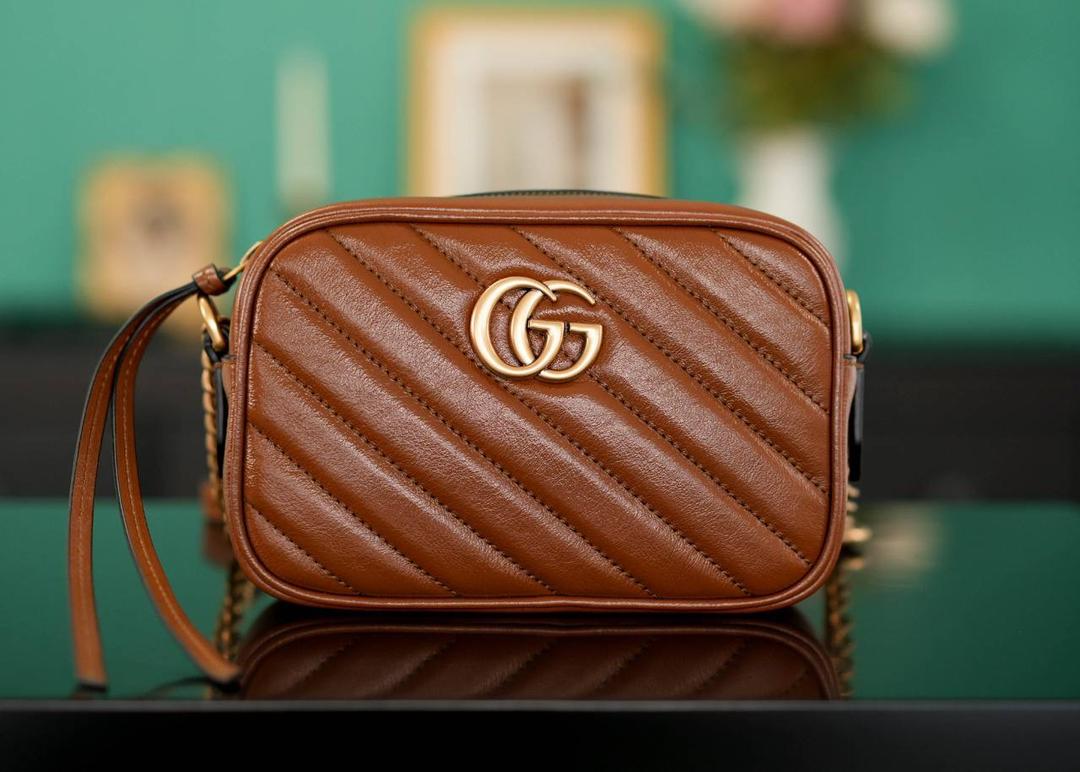 👜🔥Marmont系列绗缝迷你相机包 焦糖色 18cm （原厂皮 全铜五金） 正品售价¥12.000 独家原厂皮发售 限量级别 焦糖色属于大地色系，是黄皮友好色哟！ 自重很轻 链条搭配皮革的肩带不怕溜肩 毫不夸张说 绝对是日常用出场率最高的包 官方款号 448065 尺寸迷你：18x12x6cm 小号：24x13x7cm