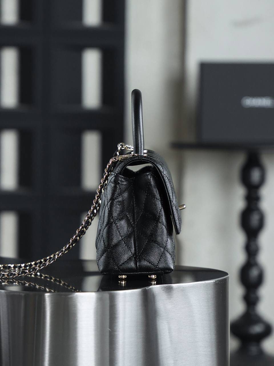 Coco Handle小號鑒定版👜 一包一碼 支持全球鑒定查驗身份證原廠專G Hass皮料過關清單資料可査詢 Coco Handle從1983年誕生到現在，銷量一直穩居榜首。 圓形手柄配上單肩鏈條，是這個包最出彩部分，背在身上優雅，提在手上復古，包多個隔層口袋設計，很人性化！ 五金：全鋼淺金扣 皮料：Hass原廠小球牛皮 尺寸：14*24*10cm