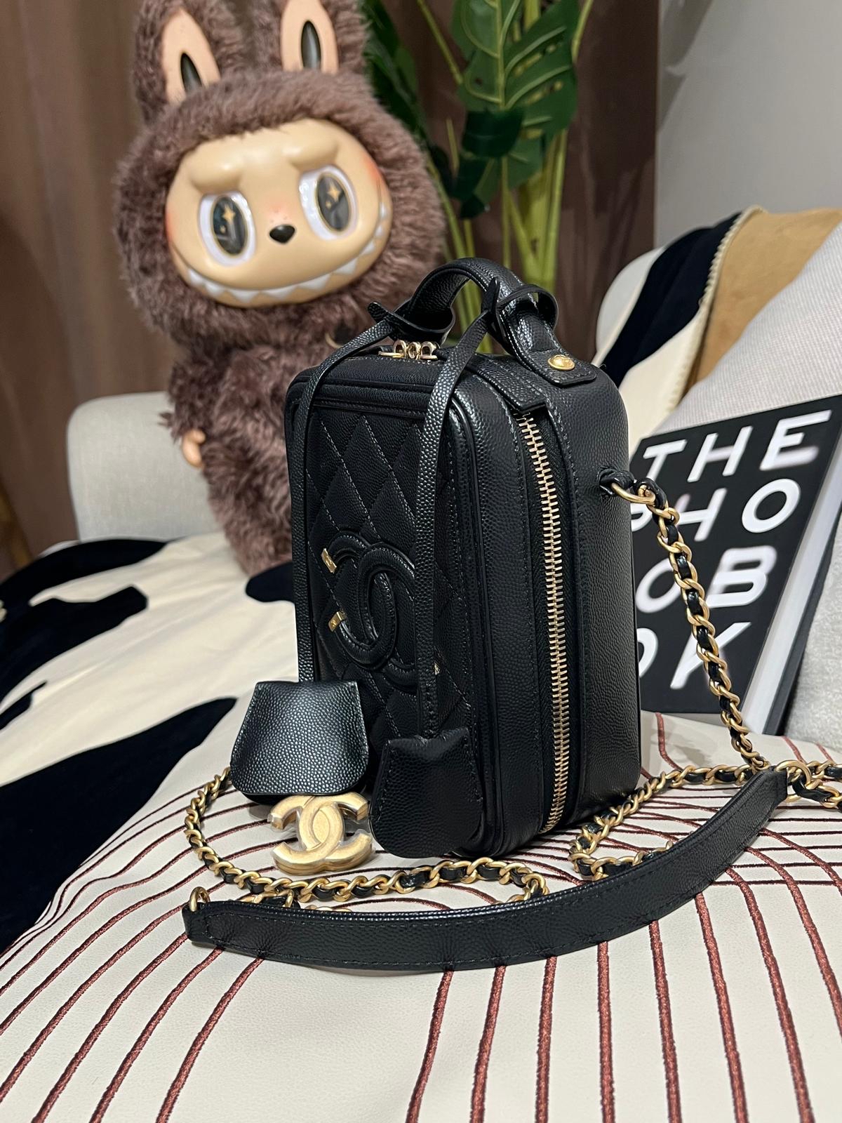 Chanel Vertical cc filigree vanity with chain 黑色牛皮金鏈 100%Authentic ,98%new ✅香港專門店收據 ✅CARD✅dust bag 