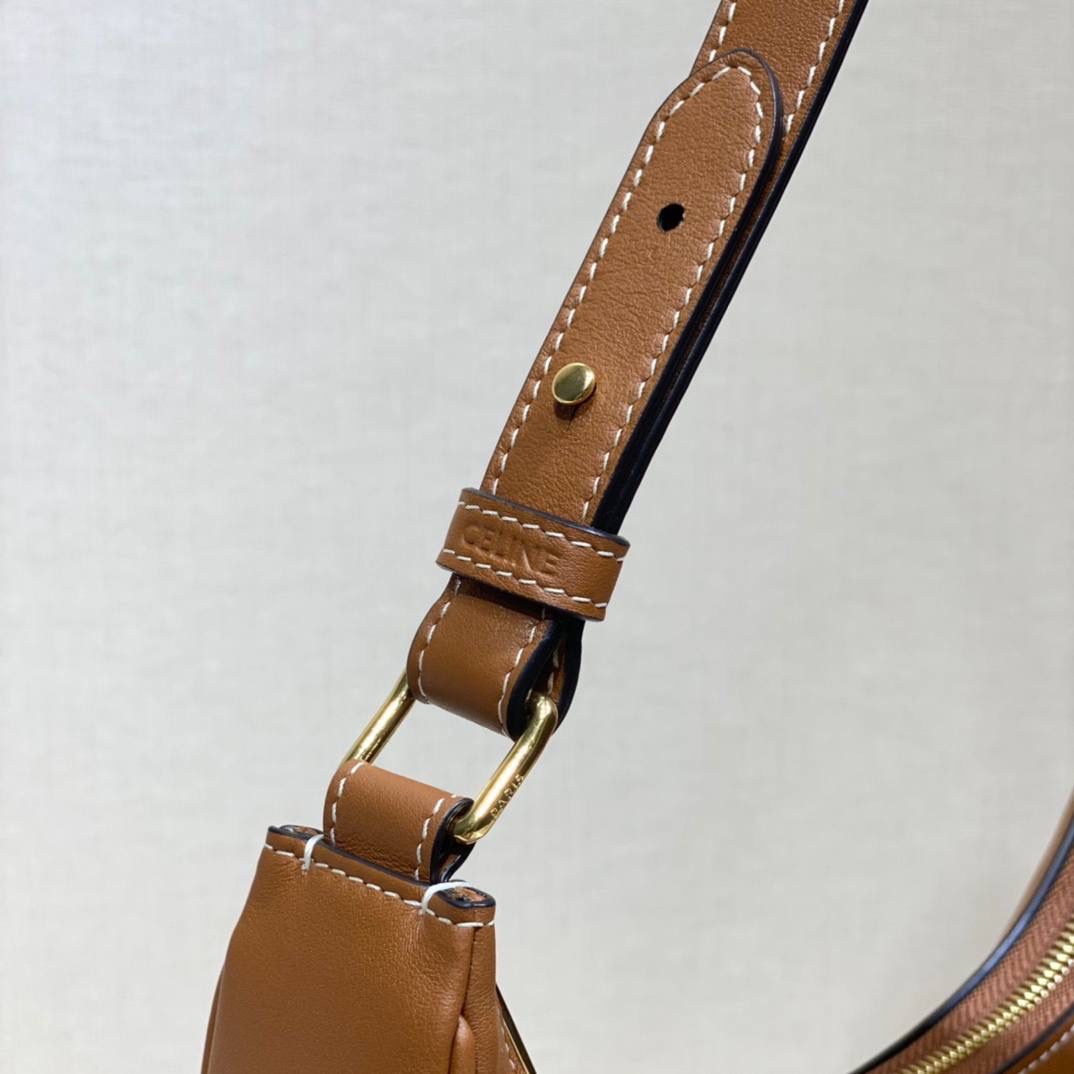 🔥大货实拍图 𝗖𝗘𝗟𝗜𝗡𝗘 ♥ 光滑全皮纯色𝗔𝗩𝗔 此番Ava bag以Smooth Calfskin材质呈现丝滑流畅的外观，再搭配精致饰边，小牛皮衬里与五金配件，尽显简约高雅格调。 型号：193953 尺寸：23*14*7cm