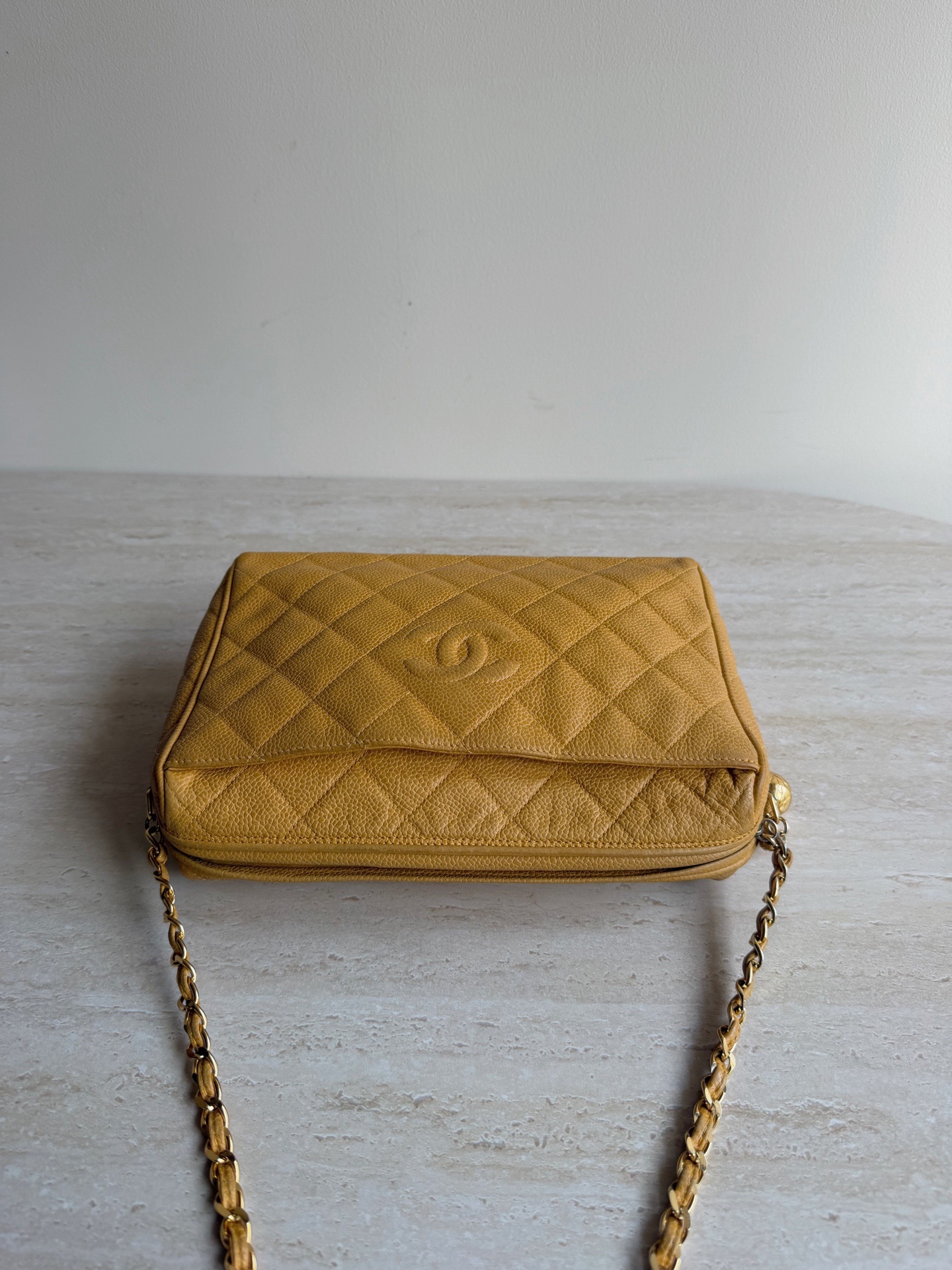 【預訂貨品】Chanel中古金球相機包 