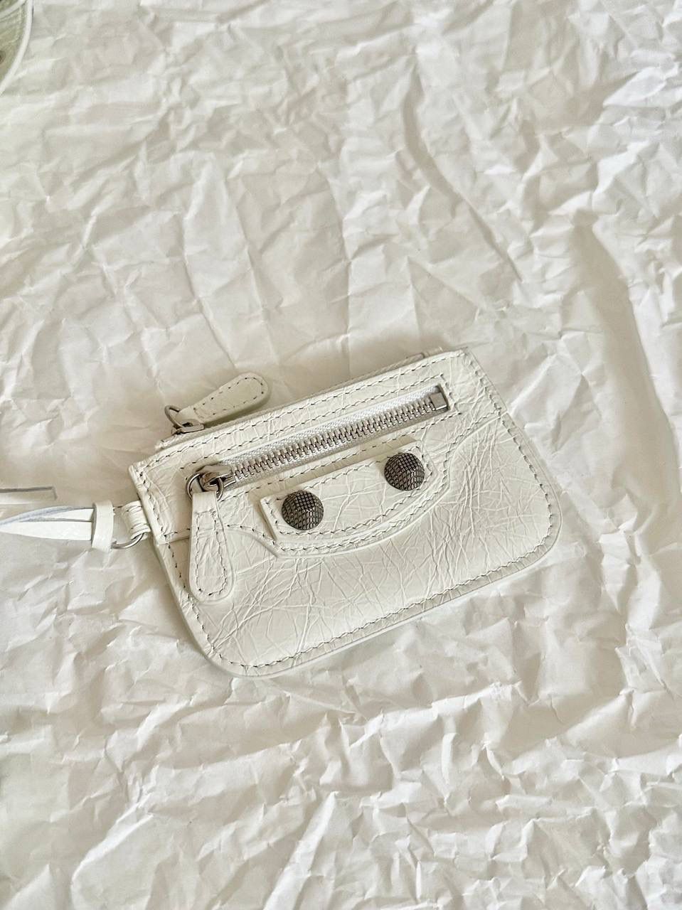 ba1enciaga Neo cagole 机车包xs 白银🐇 首先声明，我爱一切机车元素 无论是le cagole还是这只neo 喜欢大容量的姐妹冲这只 油蜡皮的不规则摔纹配上大量的五金配件 还有流苏拉牌➕爱心镜子➕零钱包挂件 极繁的魅力由此而来～ 辣妹酷妹冲冲！ 26×17.8×11.4cm700940m