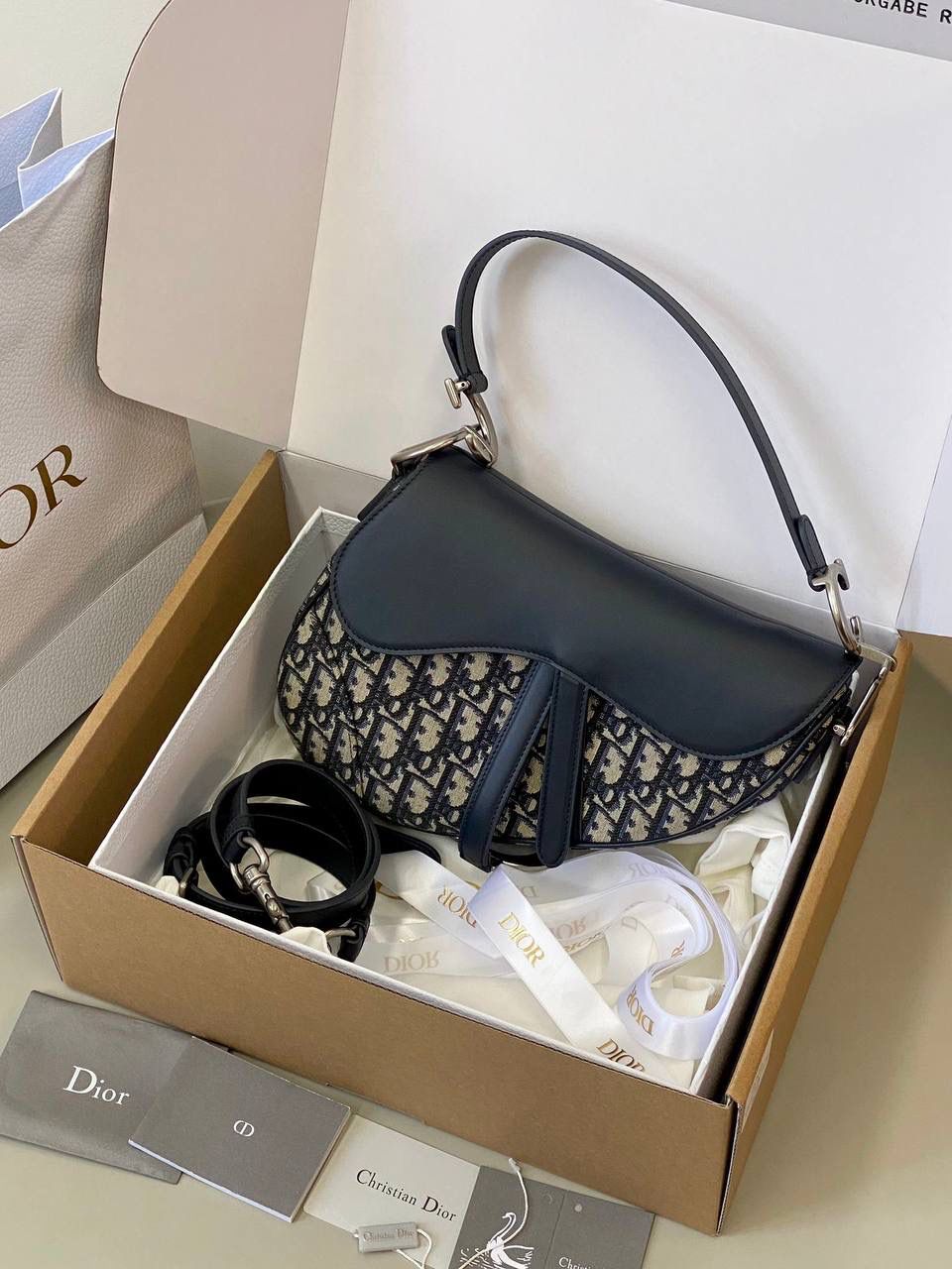 🈶老花配皮，大号 𝗖𝗗 𝗦𝗮𝗱𝗱𝗹𝗲 经典马鞍包 王者中的王者，地位不可撼动 席卷了整个时尚圈今年依旧火爆啊 也让最新出的银扣+黑篮牛皮翻盖版 再次把热度推向巅峰！真的太酷了 时尚感拉满的同时增添了一份完美女性的力量感！ 25.5×20×6.5cm #8006m