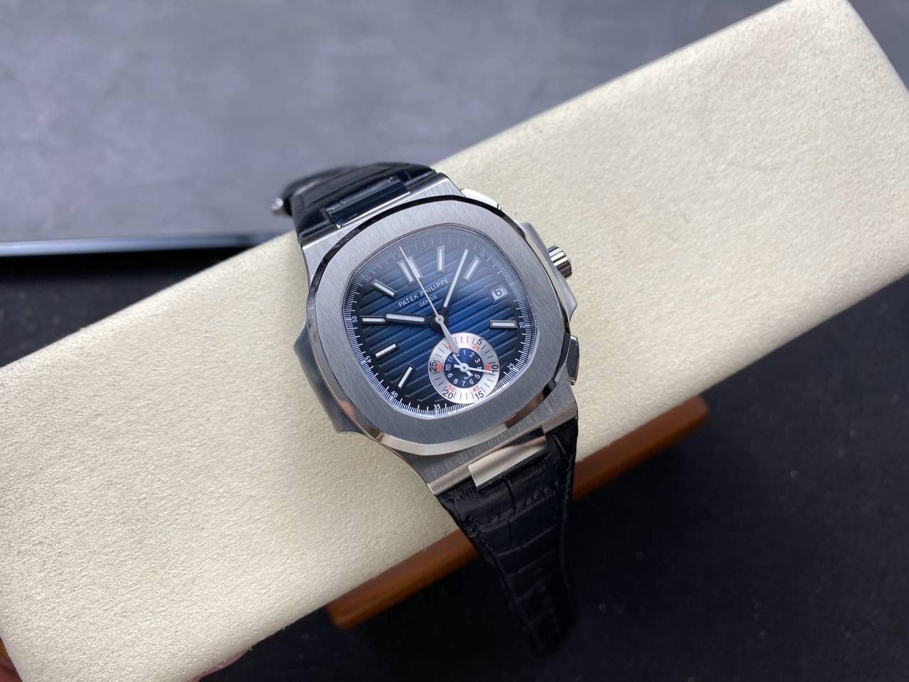 V2版真功能🌐真小秒！3K工厂 百达翡丽鹦鹉螺5980/1A-014多功能计时腕表V2版本，真小秒、真功能！【表壳】腕表尺寸40.5毫米，同正品一致的枕型表壳采用正面拉丝，侧面抛光的两种工艺组合，层次感分明，质感十足。尽显精湛工艺。【表带】采用原装表带一比一量身打造，每节表带的中央抛光部位，都能呈现钻石的形状，尽显高级质感。【机芯】3K厂采用定制版PP.CH28-520机芯，完美还原正品，时分秒，日期，和计时大秒功能。3K匠心之作，欢迎各位表友品鉴🌐