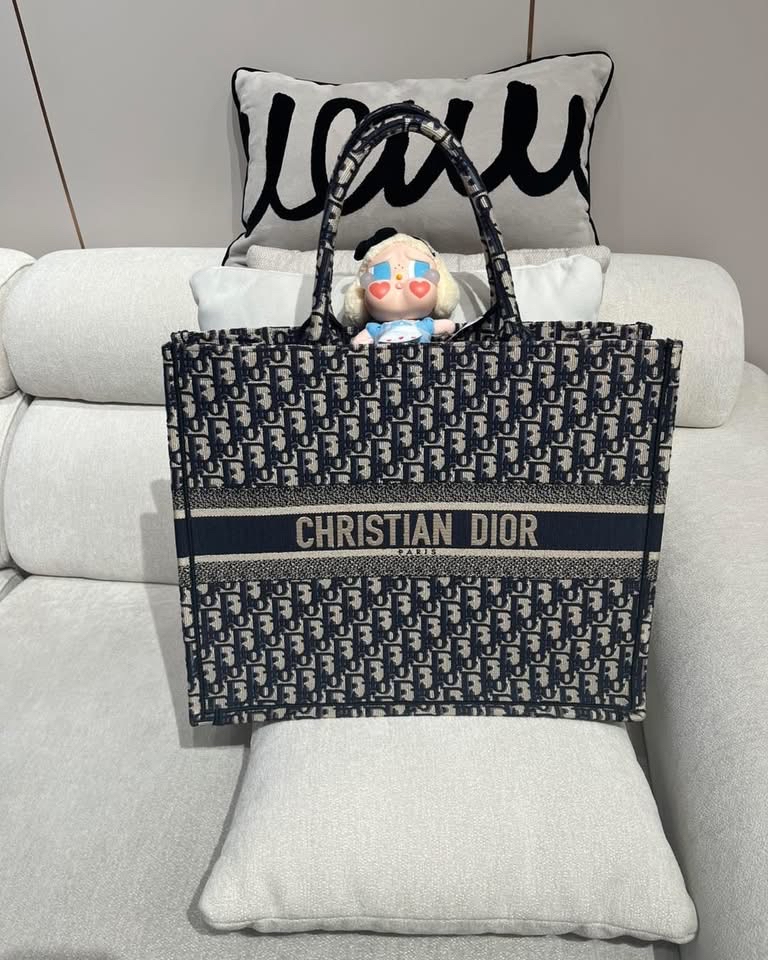 Dior book tote large  100%Authentic,98%new✅dust bag