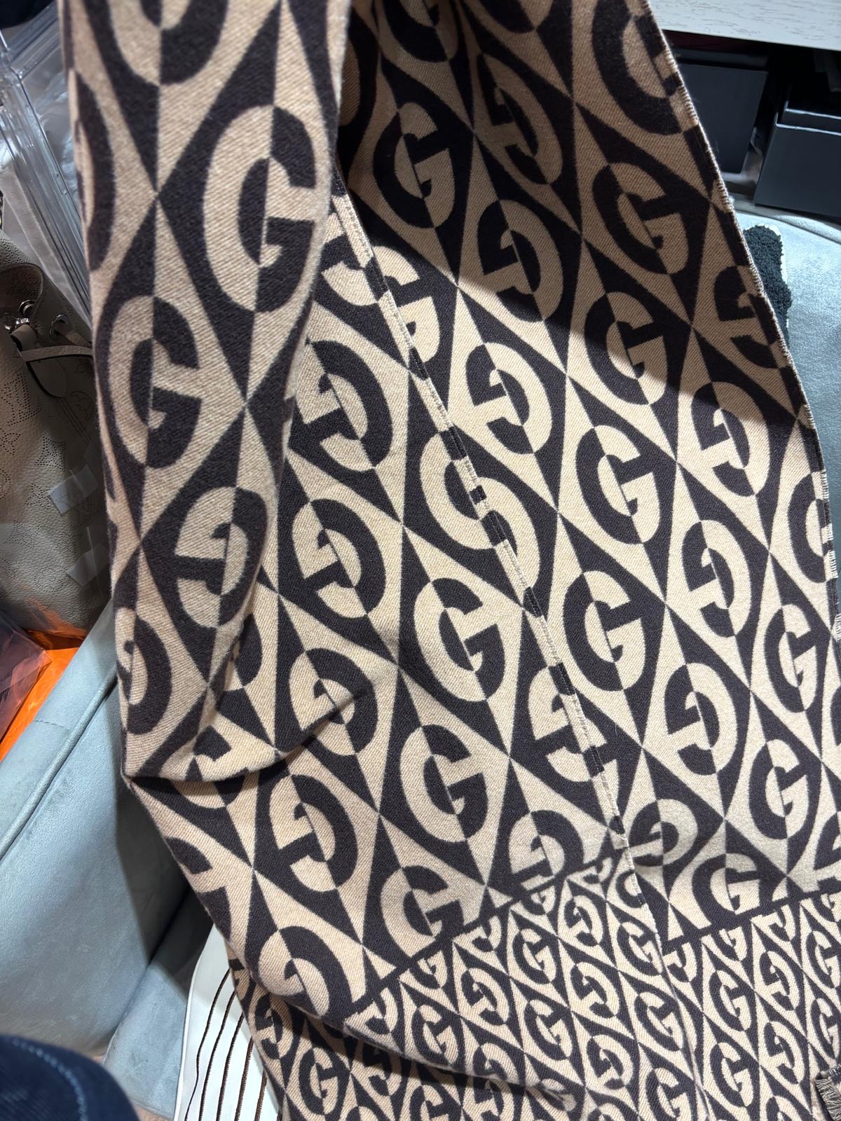 全新 GUCCI SCARF 全新披肩圍巾/頸巾 100%Authentic,100%new ✅box  195cm x 35cm 限時優惠✨$2580✨