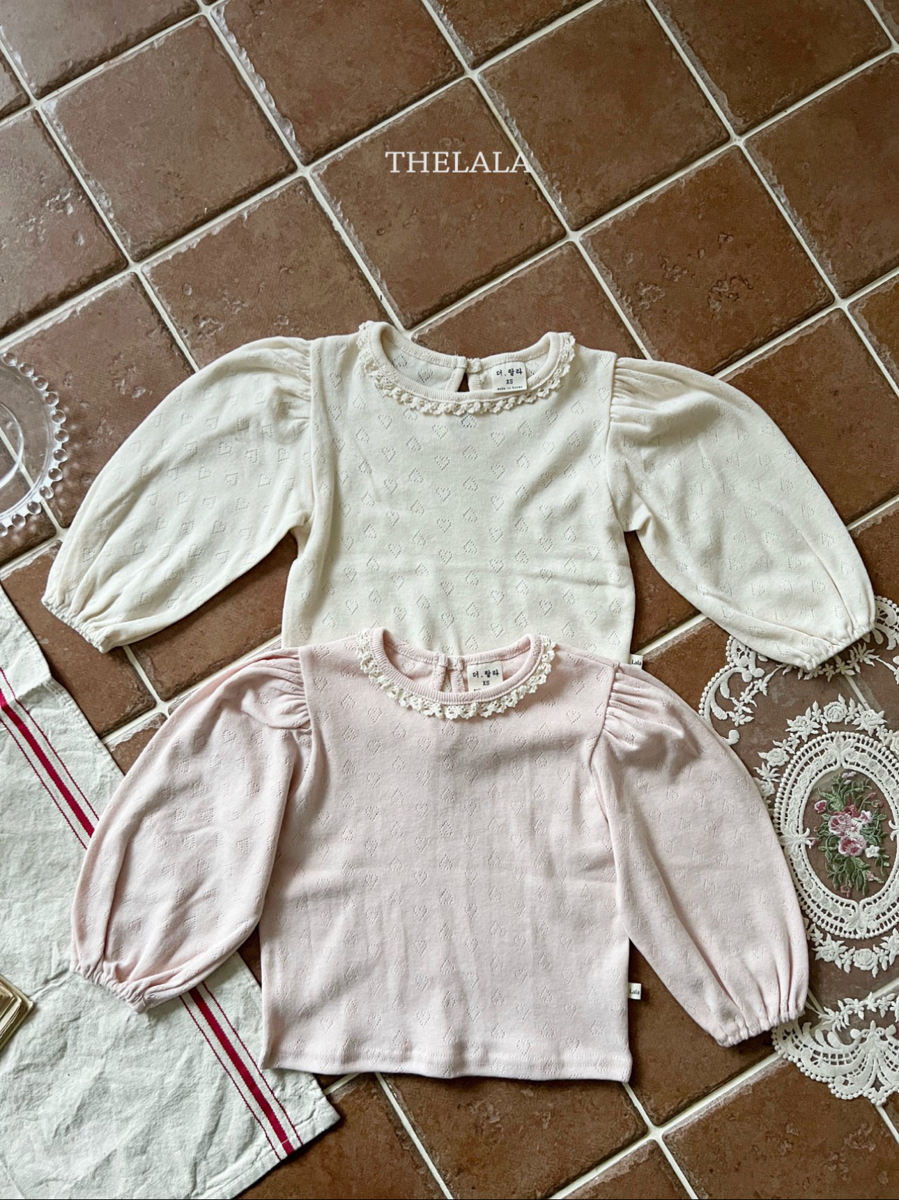 🌸預訂 韓國直送🌸🇰🇷THELALA兩色蕾絲心心通花泡泡長袖上衣