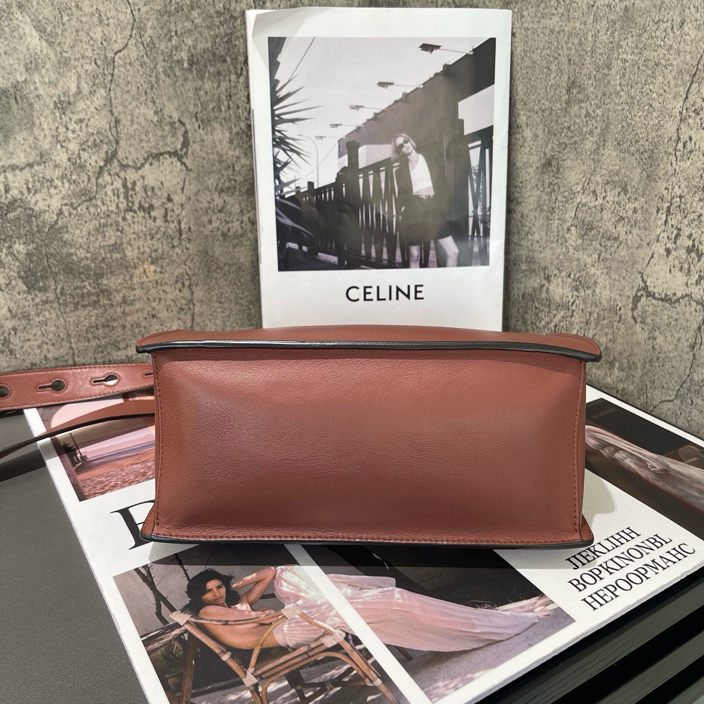 【預訂貨品】Fendi 豆沙色油蠟皮復古郵差包