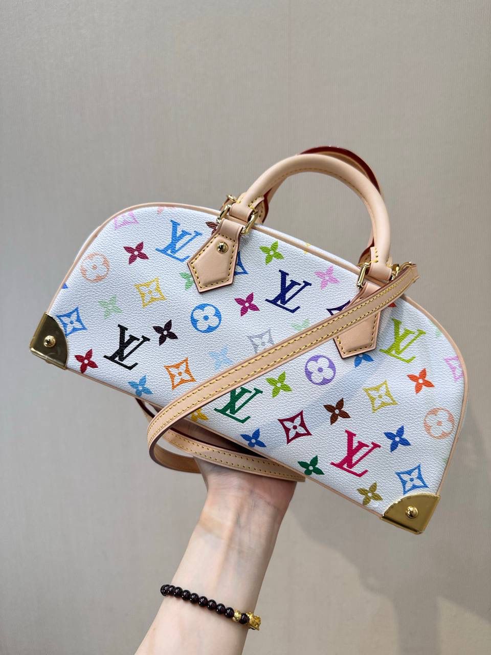LV&村上隆 白三彩 保龄球包👜✨ 保龄球的热度不用多说吧，而且驴的保龄球是独树一帜，不是那种方方正正的，有弧度的设计更有feel～白三彩这波热度一定会持续下去，确实有那种一眼就想入的冲动，万千宠爱于一生，对于拥有了众多老花的你来说，白三彩一定要有一只～🌈🌼