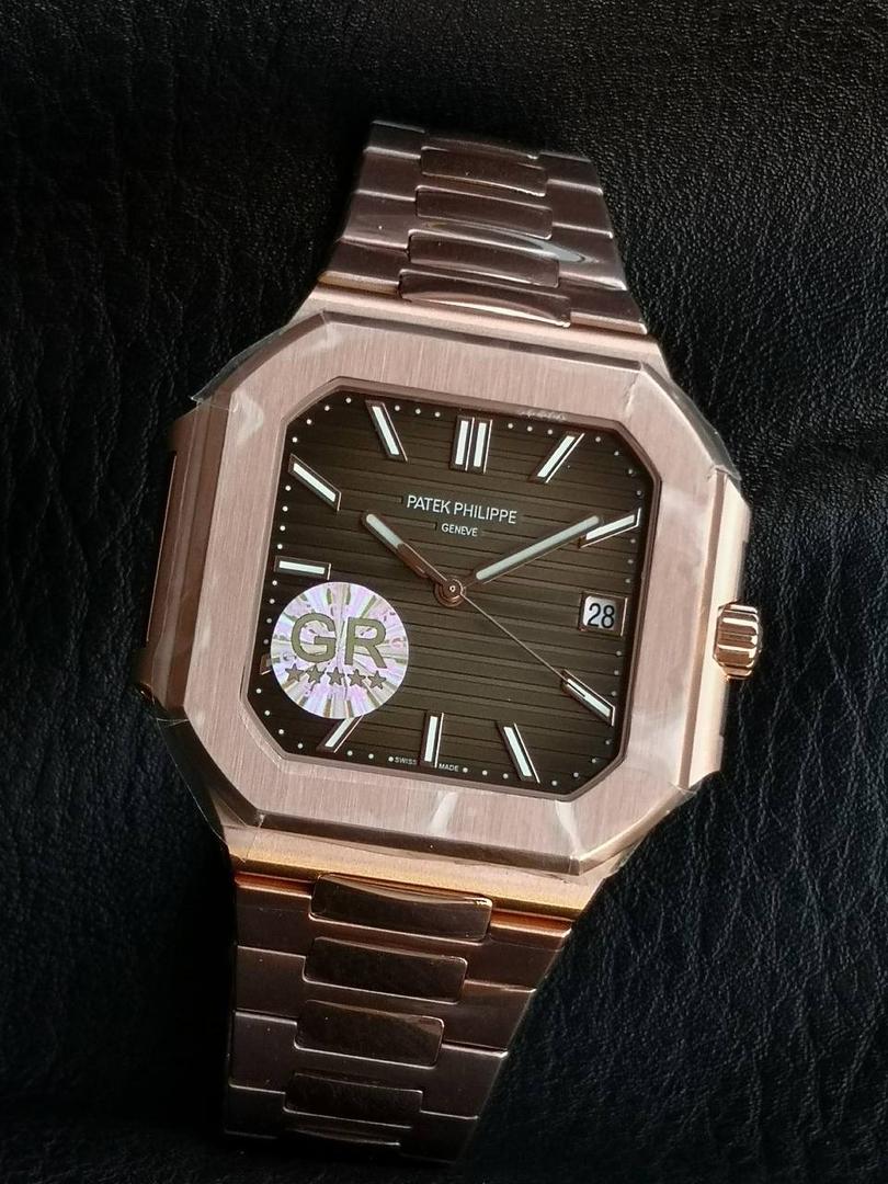 百达翡丽 方形 新系列CUBITUS 5821腕表 亮点特色：1️⃣机芯:搭载定制9015改Cal.26-330 SC一体机，调时不停秒，调时不停秒，摆轮位置均与正品一致，自动上链机芯。2️⃣钢带:316L定制级人体工程学表带，新扣款式。3️⃣表壳:尺寸45毫米厚度仅8.3mm，为表壳对角线长度(即10点位至4点位),因为表壳近似于方形，上下边的宽度会小于这一数值，所以视觉效果并不是很大。 搭配上，5821属于运动风格腕表，日常搭配正装和休闲风格也可以。