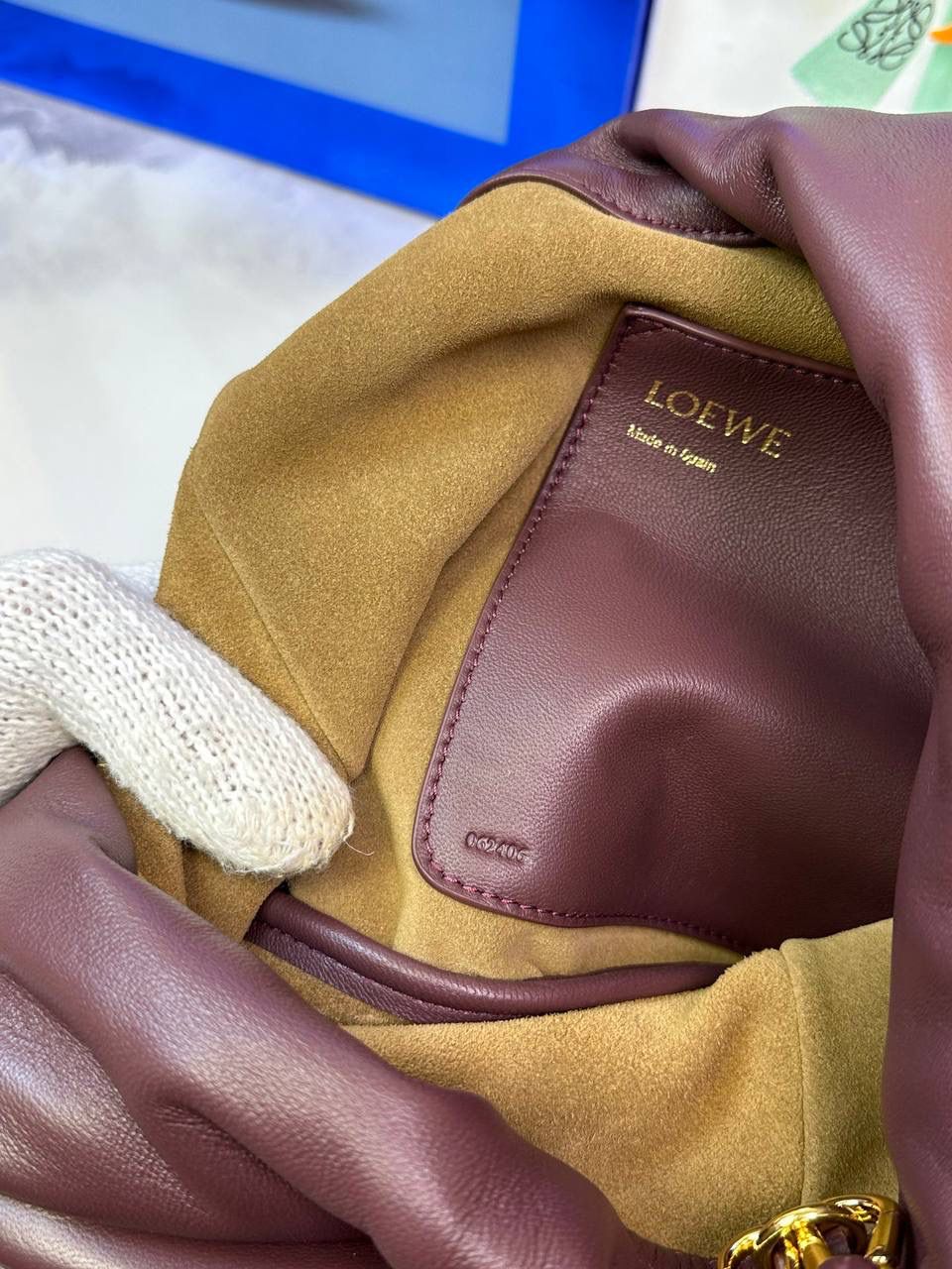 🎈链条款𝙁𝙡𝙖𝙢𝙚𝙣𝙘𝙤 𝙋𝙪𝙧𝙨𝙚水桶羊皮 ——【酒红色】 尺寸：𝟑𝟐-𝟏𝟕-𝟐𝟒𝐜𝐦 编码：062406 👉🏻延续福袋收缩绳褶皱设计，全新推出水桶造型，羊皮包身手感细腻柔软❤️ 👉🏻链条肩带➕皮肩带的双肩带设计，时尚百搭，给足了集美们多样化的选择。肩带可拆卸可调节，磁扣开合，正面烫金𝙇𝙤𝙜𝙤，呈现出高贵典雅的视觉感😍 👉🏻独家背景➕独家品质➕独家全套砖柜礼盒套装，市场高端品质皆在我手✌🏻