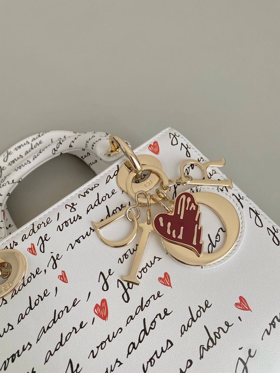 🈶爱心白 𝗗𝗜𝗢𝗥 𝗟𝗮𝗱𝘆四格 七夕限定，更是每一天的爱意限定 情书💌款这种淡淡的色调好梦幻 从印花到纯色都散发着治愈的气息 刻印的纹理感，伸手可触 连绵不断的法语我爱你'点缀着爱心❤️ 是写满了法式浪漫的包包呀！ 请拥有，这独一份的爱意 20×17×8cm #4123m