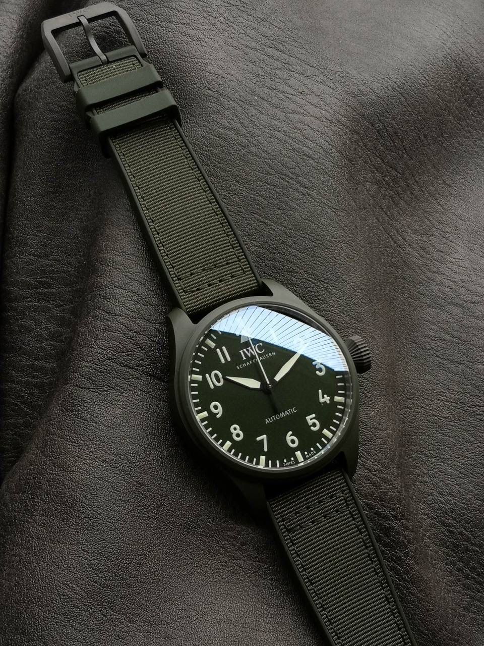 IWC 万国 IW3298-02 「森林绿」——全新材质打造，重磅登场 这款万国在巴塞尔表展只展出20枚，就被表友抢光，至今全球仍延迟上市。 我们通过巴西表友，在表展溢价30%才入手一枚，以此开版研发。 经过多次调试，联合日本粉料厂商，做出和正品一致的森林绿气化氧化锆陶瓷表壳，高温烧制后颜色均匀、韧性好、耐摔。 同时顶级字面厂同步制作表盘与指针：表盘森林绿配色，白色数字带细微绿丝，指针颜色与夜光效果均和正品一致。