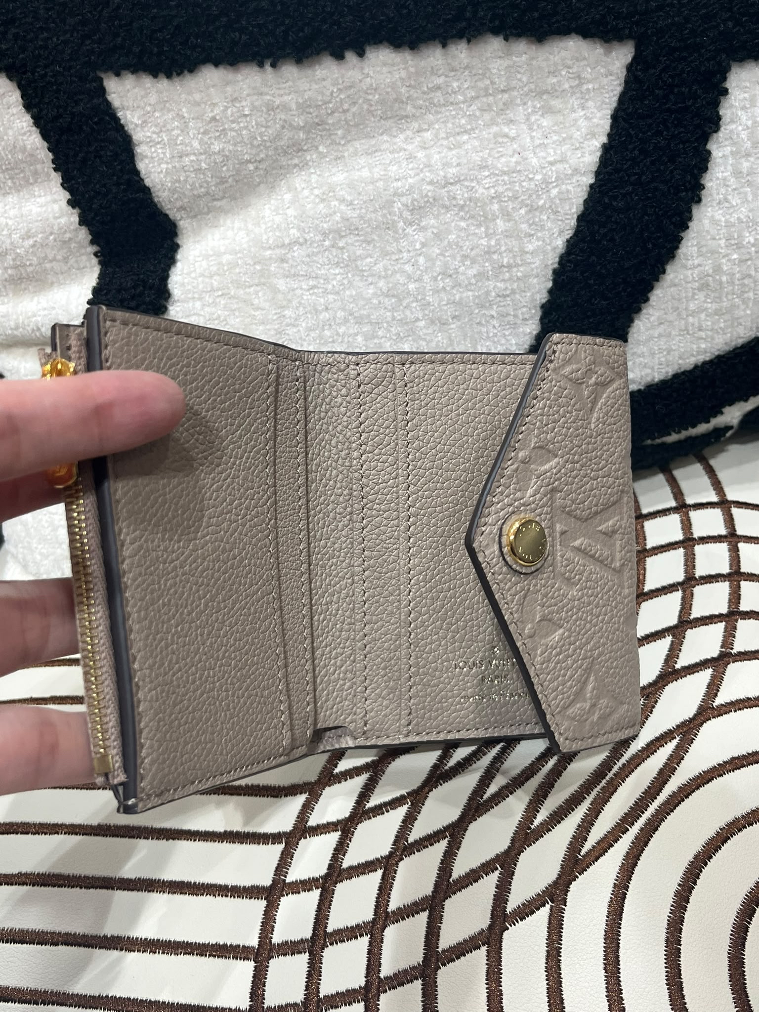 LV Zoe Wallet M69800 牛皮銀包 100%Authentic, 95%New ✅NFC✅Dust bag✅Box