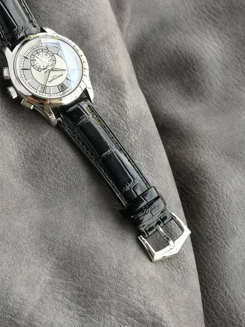 2024墙裂推荐 重金打造经典时计】——百达.翡丽复杂功能系列5905R-010重磅登场，迄今推出的首款Nautilus复杂腕表，以超复杂的工艺技术打造休闲运动腕表。 1⃣️小身板大能量：尽揽以下功能∶12点位日历功能 10点位星期功能 2点位星期功能 6点位24小时。所有功能都可正常使用。 2⃣️机芯采用复刻版Cal.240自动上链机芯，在实现外观的逼真前提下，功能一并完美诠释。 3⃣️改装大师独立制表人，倾情参与定制改装表盘颜色，给予独一无二的腕表增添有趣的灵魂！ 匠心力作 欢迎各位表友品鉴！