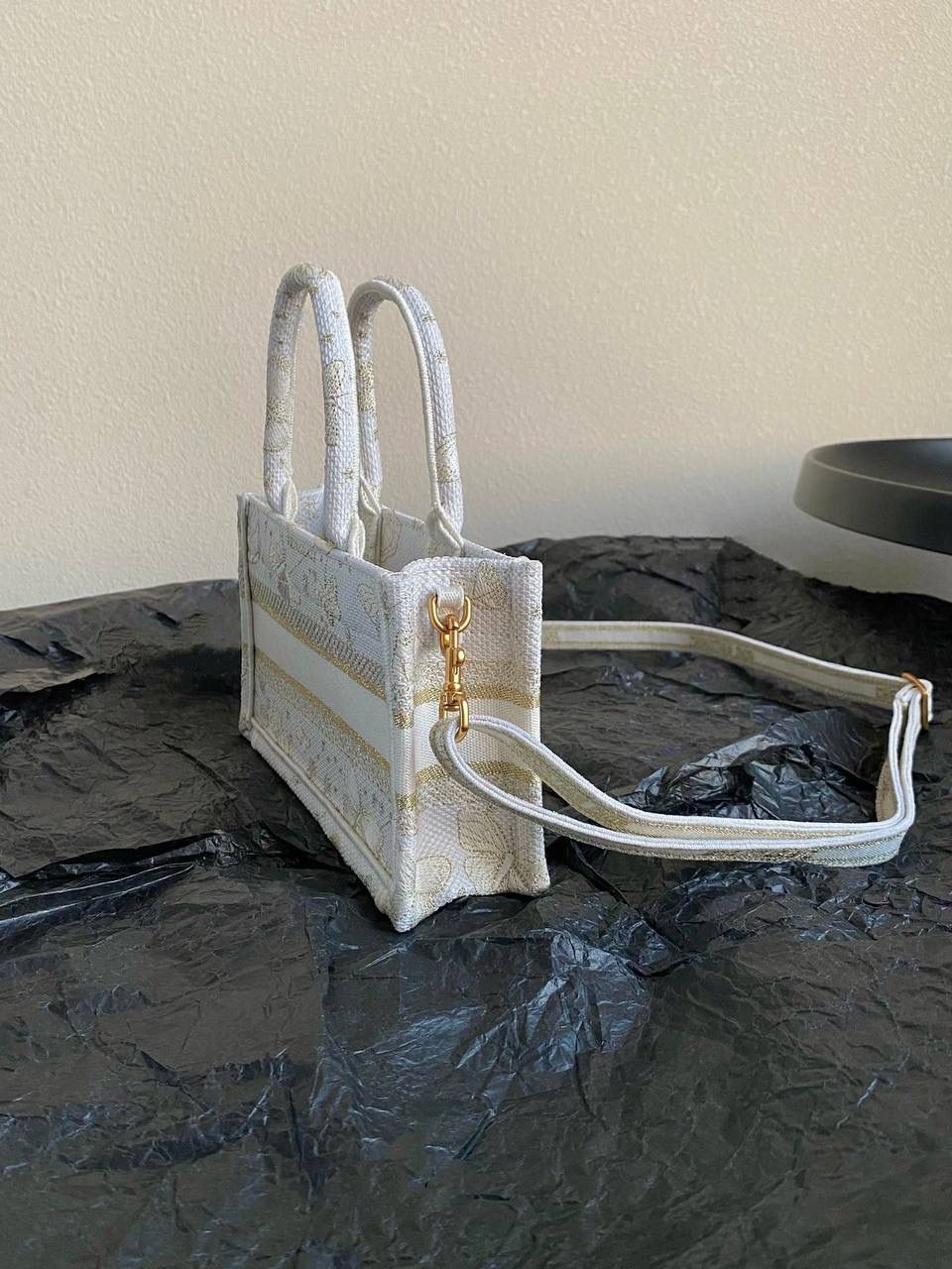 🈶金色蝴蝶迷你 𝗖𝗗 𝗕𝗼𝗼𝗸 𝗧𝗼𝘁𝗲 24圣诞限定🎄 圣诞季这一波𝗗𝗜𝗢𝗥真的稳赢 浪漫的蝴蝶刺绣 象征着自由和转变 高级的配色 精致的造型与细节设计，无不透露出一种温柔而魔法般的美感🪄💕 呜呜真的太好看了，姐妹们必冲！ 21.5×13×7.5cm