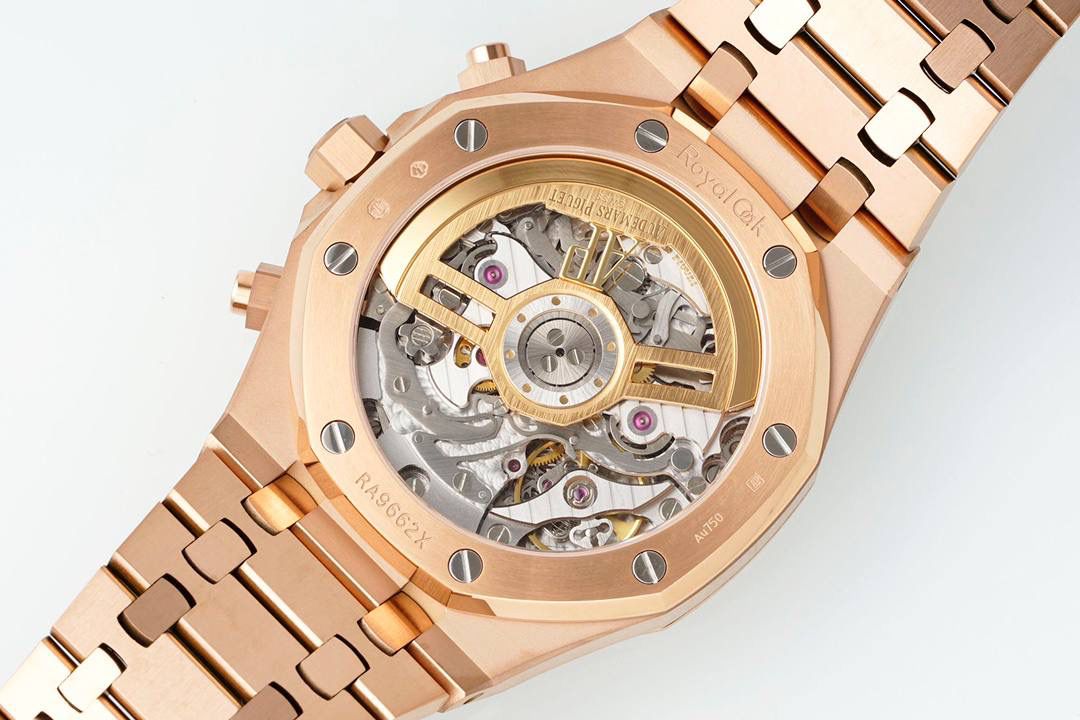 🚀新品爱彼皇家橡树系列26240系列，是一款41毫米精钢自动上链计时码表，搭载APS开发自研Calibre 4401一体机芯，具备飞返计时、小时/分钟/小秒显示及日期功能。其标志性八角形表圈配以八颗六角螺丝，搭配“Grande Tapisserie”大型格纹表盘，层次感鲜明。一体式精钢表链延续了1972年首款皇家橡树的经典设计，兼具运动与优雅。全新开发一体机芯采用导柱轮与垂直离合结构，振频28,800次/小时，与原版完全一致，动力储存约70小时，防水深度50米。AP融合高级制表工艺与前卫美学，是奢华运动腕表的典范之作。💯🔥🔥