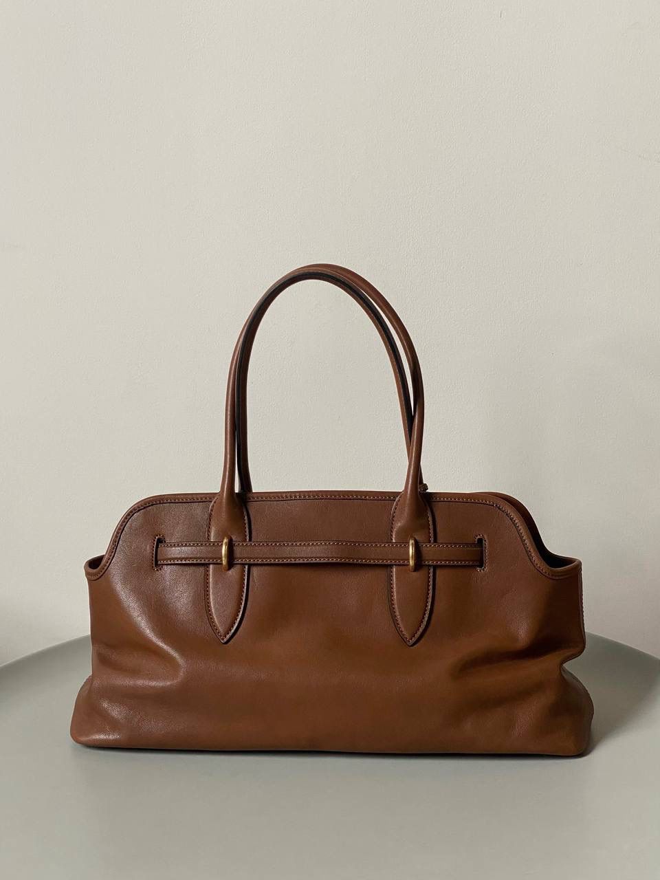 🈶焦糖色， 𝗠𝗶𝘂𝗠𝗶𝘂 手提包·横版 这只Aventure我要夸爆它！ 绝对是公文包中的颜值天花板 这款有多难买不用多说，绝对的断货王 酷酷的慵懒感洋气且时髦 还有一丢vintage感，超有调 上班通勤，日常出街都超出片 22.5×44×14.5cm #F0023m