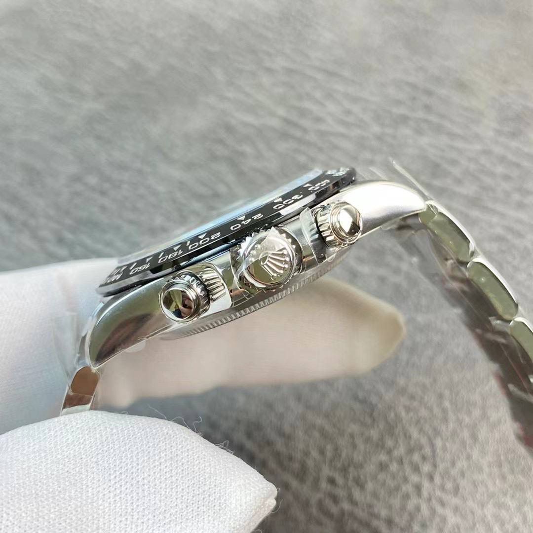 劳力士迪通拿系列，熊猫迪！出厂自带专柜品质！904精钢表带，头粒与表壳配合紧致，采用高光陶瓷圈，铂金刻度！buff指针，弥补了之前毛糙感！采用颜色最为对版表盘，刻度丁均有打磨，超强夜光！蓝宝石玻璃做了沉降，高清镀膜！整体腕表加海绵宝宝贴纸量起来厚度是12.4mm，把悟空撕了，加上玻璃做了沉降厚度是12.2mm到12.1mm，真正是专柜厚度！搭载丹东4130机芯，出厂空白机芯，做了和专柜一样劳力士4130机芯logo，而且比之前刻字要清晰很多！出厂就省了众多改装费，妥妥的性价比高，专柜相似度极高！出货实拍