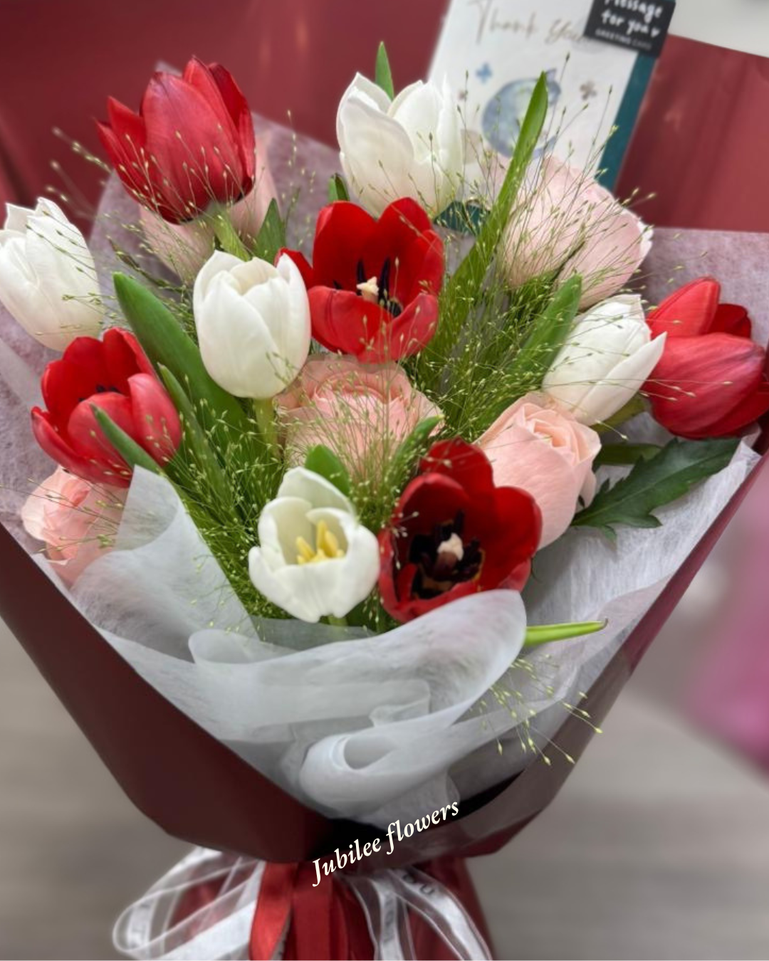 紅白色鬱金香花束