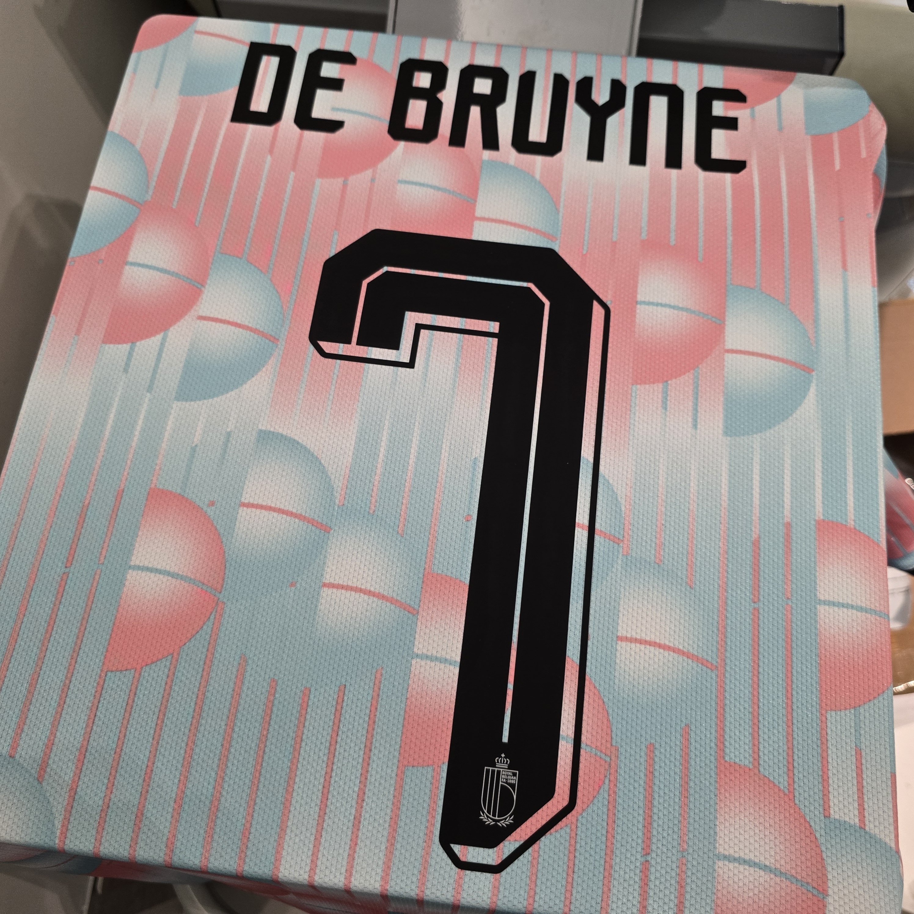 🧊揉合經典復古與現代美學 Adidas Belgium 比利時 2026-27 作客球迷版球衣 (可加印字章) JM8386
