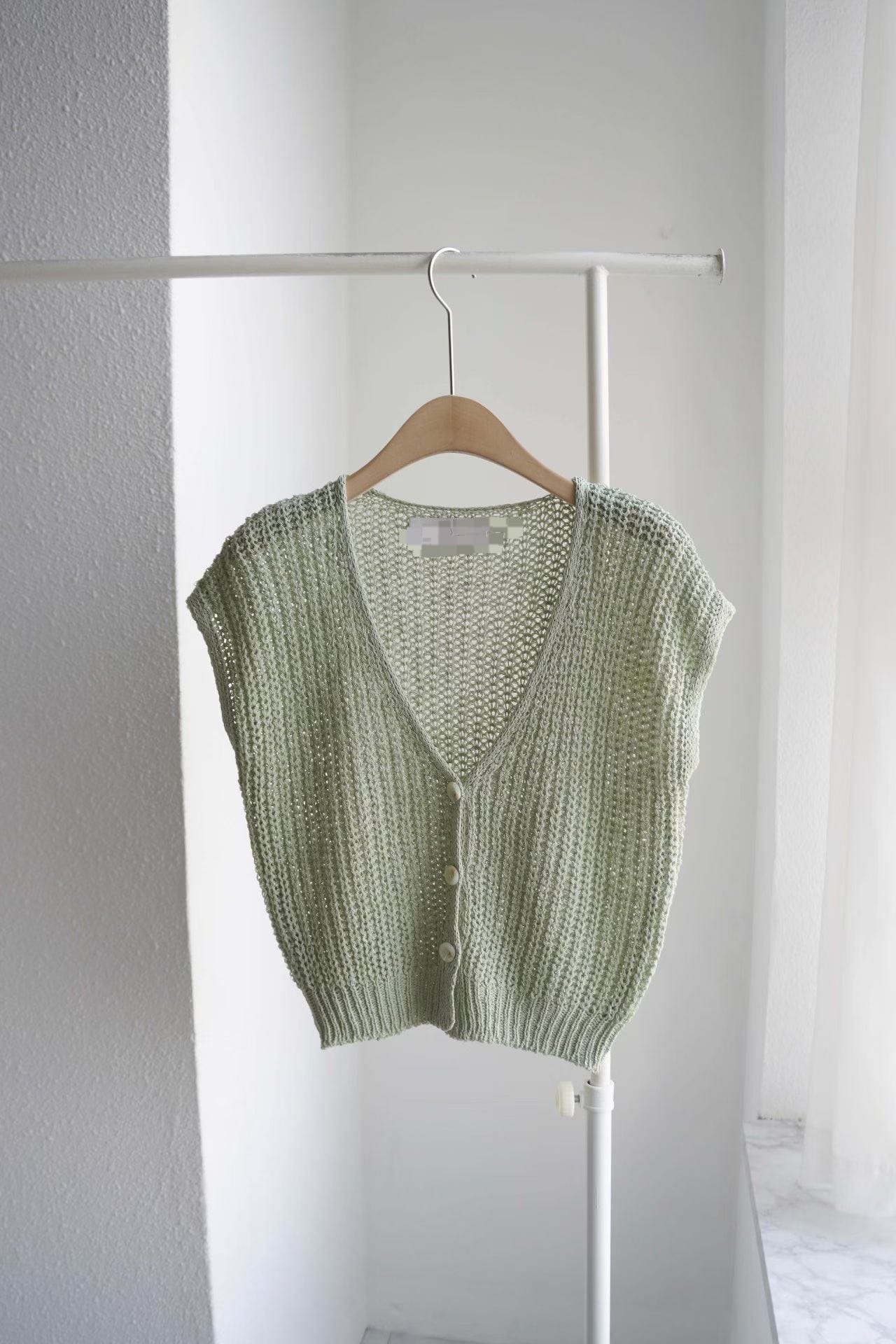 ＜限時預購＞ V 領鏤空針織背心 TW260307K02 《9/3截單，預計4月中旬到港》