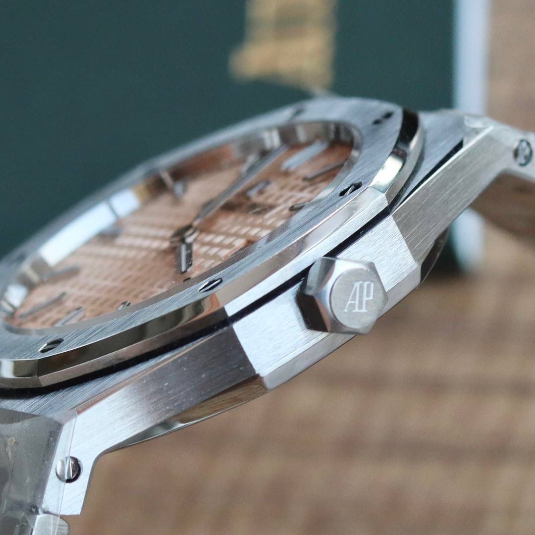 🚀原单AUDEMARS PIGUET爱彼 皇家橡树系列67女士石英腕表 独家原版拆解开模 所有配件均可原版互换使用，搭载原装瑞士F04111石英机芯。走时精准！全程CNC打磨，多次校对调整版型，棱角分明。表壳直径33MM,多边形状表圈与表壳精密相合，表圈以六边形螺丝栓固定在表壳上（圈口镶嵌精美施华洛世奇钻，璀璨夺目）表带链节精致规整，链节经过上百次细致的打磨处理，呈现出完美的纹理。折叠式表扣开合简单，佩戴方便。腕表表耳处呈弯折状，可以保证腕表与腕部更加贴合。表盘镌刻“Grande Tapisserie”大方格纹装饰，搭配荧光立体时标和皇家橡树指针，宽大的指针和时标让读时简单清晰。三点位置日期显示窗口，以阿拉伯数字显示。腕表为密闭表底，表底上镌刻皇家橡树系列的英文名称“Royal Oak”字样✨🔥
