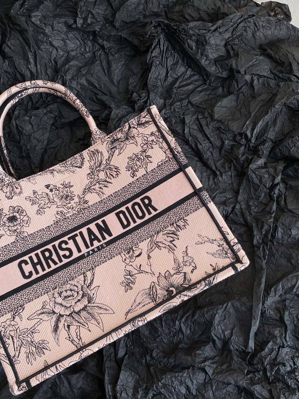 🈶植物花园，胭脂粉中号 𝗖𝗗 𝗕𝗼𝗼𝗸 𝗧𝗼𝘁𝗲 23早春度假系 浪漫的花卉刺绣，细节感非常强了🥰 栩栩如生，不言而喻的精湛刺绣工艺 握住只有你的花花世界吧 36×27×16cm