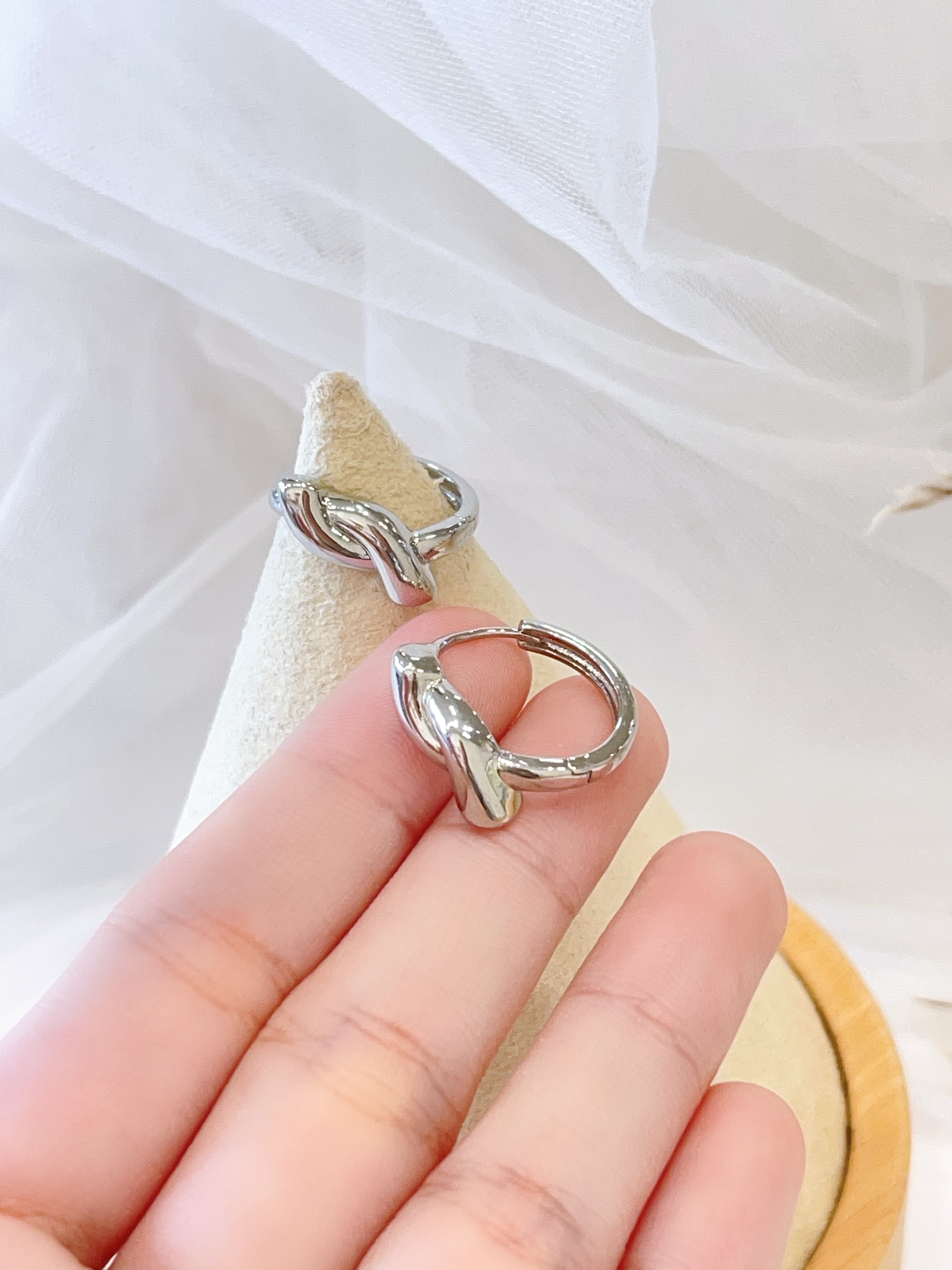 简约里的小心机打结素面耳环