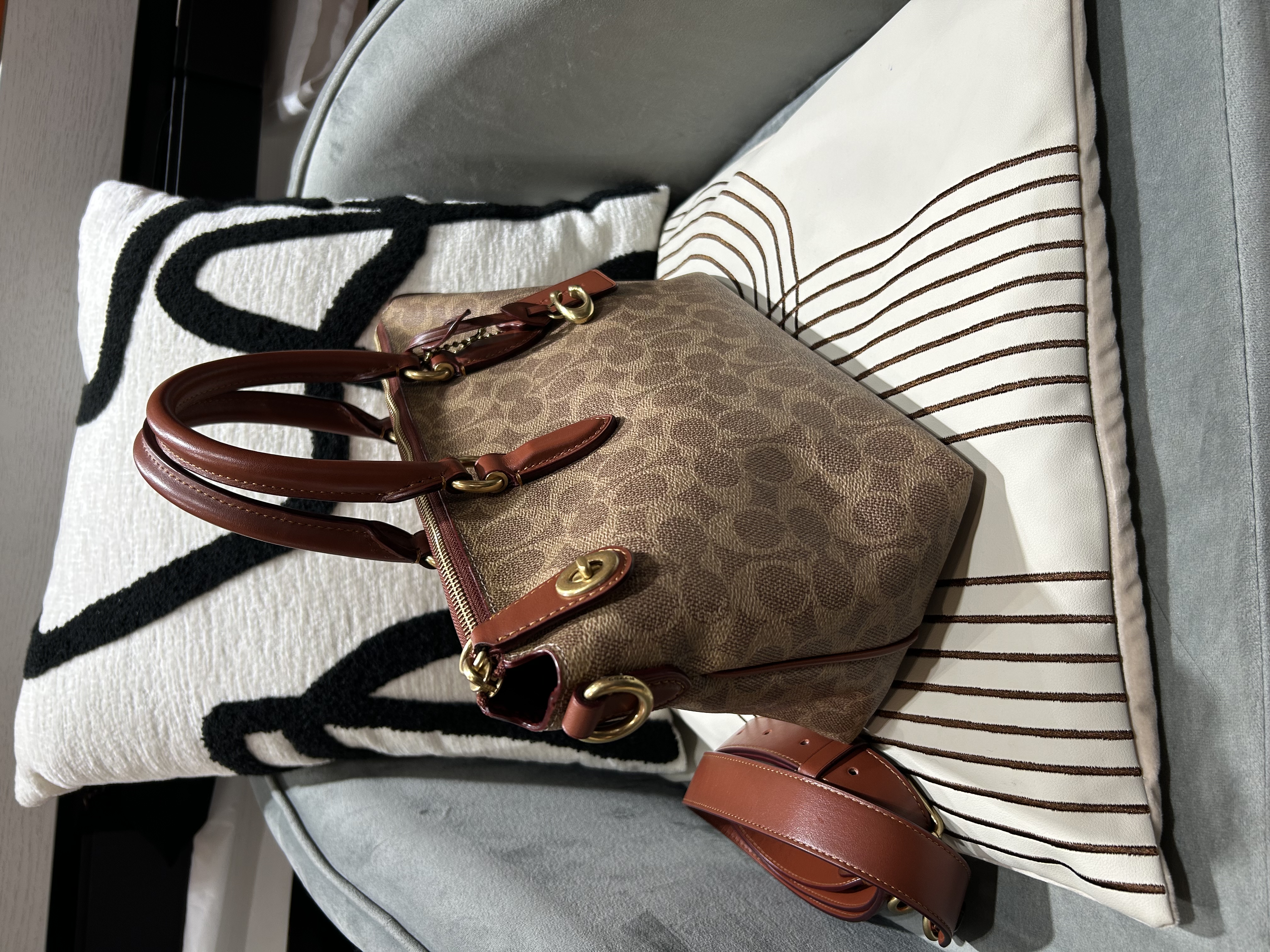 Coach 2Way Bag 100%Authentic, 98%New ✅Dust bag