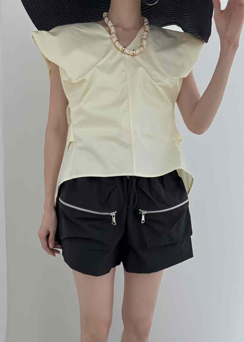 Slimming Ruched Sleeveless Top with V-Back Zip and High-Low Hem ‖ 显瘦褶皱感前短后长V型开叉拉链无袖上衣 KR0190106Y