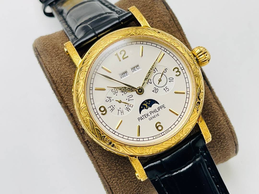 经典再续 百达翡丽古典表系列——5296-001．铂金V4升级版🤩😍细节方面： 1⃣️全新904L打造整体壳套，完善表壳细节，提升打磨质量，独家还原出正品的完美比例和特有质感。日历窗口改大小与正品一致，而非普通正常窗口！ 2⃣️刻度，指针采用最新的贵金属电镀技术加持，效果更佳出彩！ 3⃣️“锅盖型”微凸蓝宝表镜，版型与正品一致，效果通透，辨时清晰。 4⃣️【引领一体机时代】采用定制版Cal.9015改324机芯，超薄稳定性强！ 5⃣️【表带】经典意大利小牛皮表带，纹路清晰，质感上乘。针式表扣打磨齐整光亮，通用原装无压力。