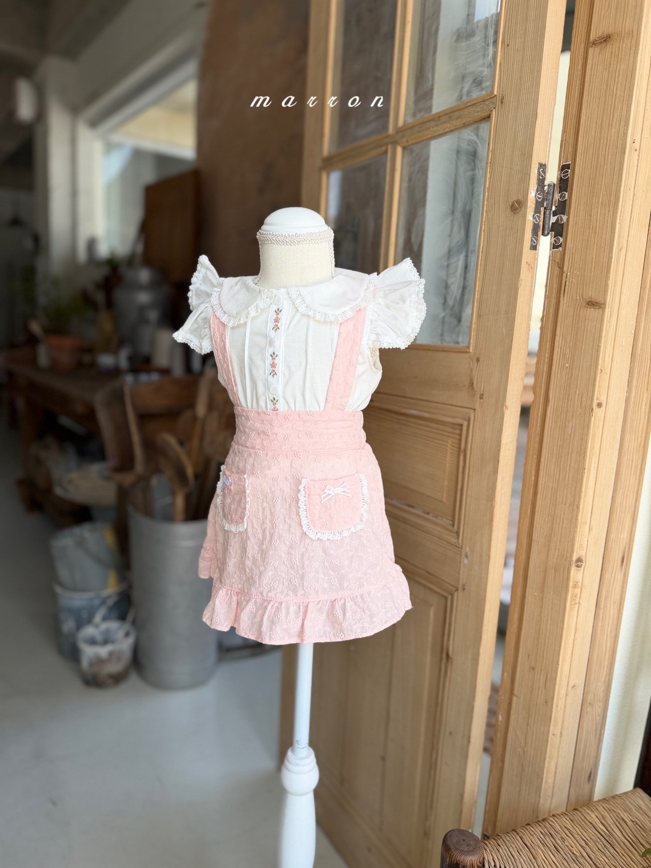 ☀️預訂 韓國直送☀️🇰🇷Marron兩色花卉刺繡蕾絲花邊短袖上衣