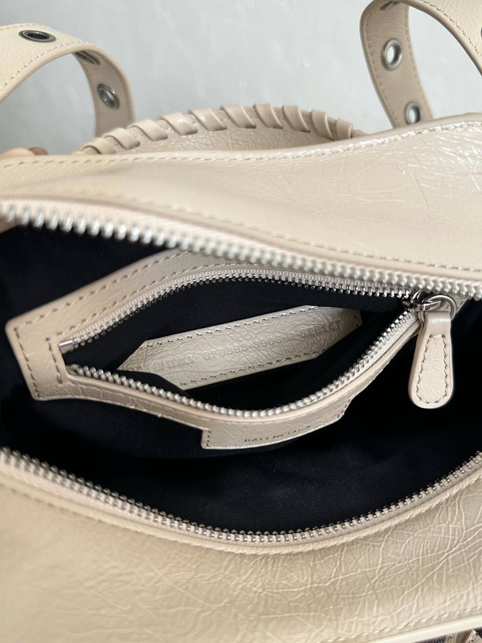 neo cagole 机车包xs奶茶色🥟 首先声明，我爱一切机车元素 无论是le cagole还是这只neo 喜欢大容量的姐妹冲这只 油蜡皮的不规则摔纹配上大量的五金配件 还有流苏拉牌➕爱心镜子➕零钱包挂件 极繁的魅力由此而来～ 辣妹酷妹冲冲！ 26×17.8×11.4cm700940m