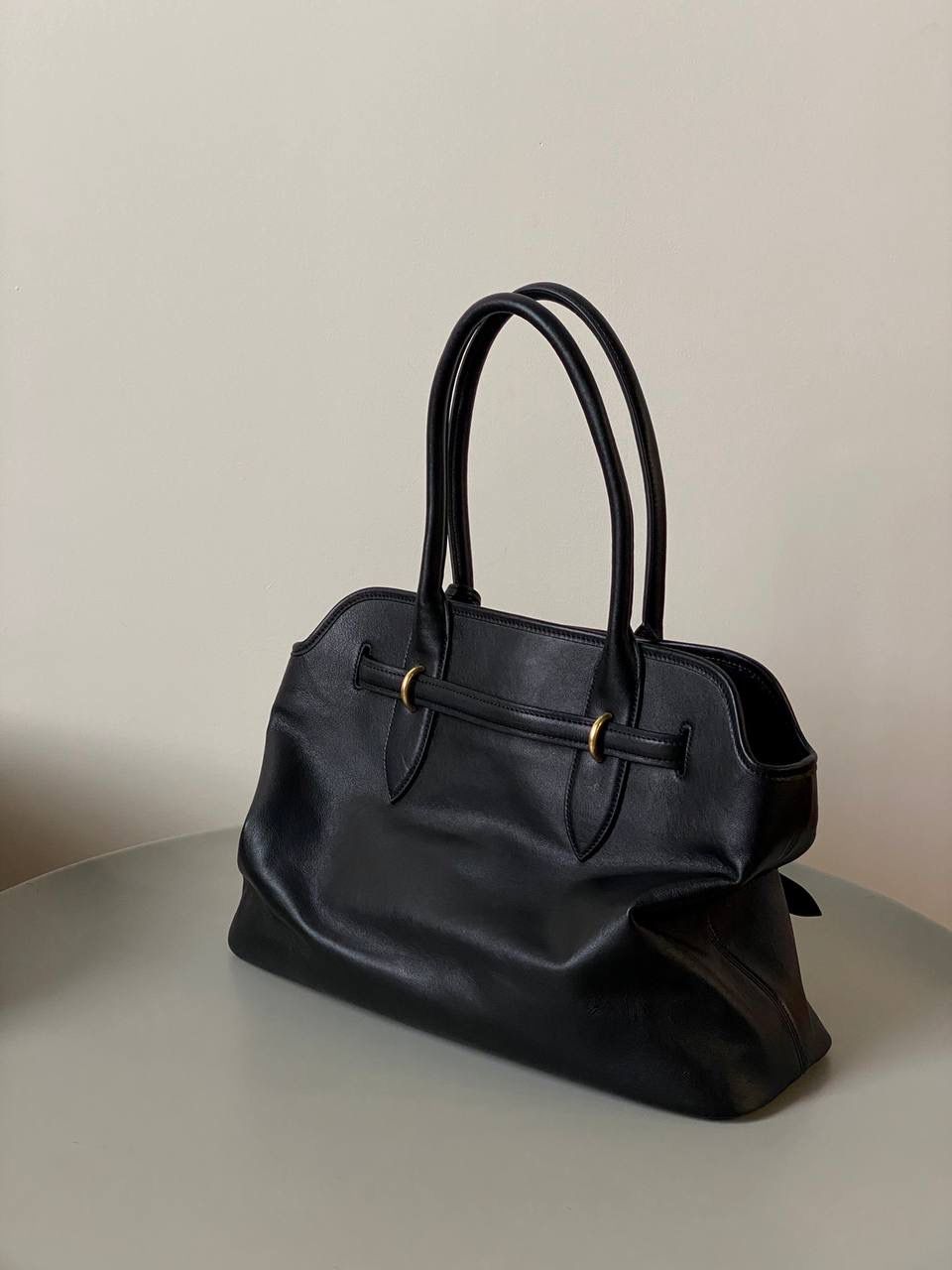 🈶黑色 𝗠𝗶𝘂𝗠𝗶𝘂 手提包 这只Aventure我要夸爆它！ 绝对是公文包中的颜值天花板 这款有多难买不用多说，绝对的断货王 酷酷的慵懒感洋气且时髦 还有一丢vintage感，超有调 上班通勤，日常出街都超出片 很有年轻人的活力！ 31×40×13cm #F0023m