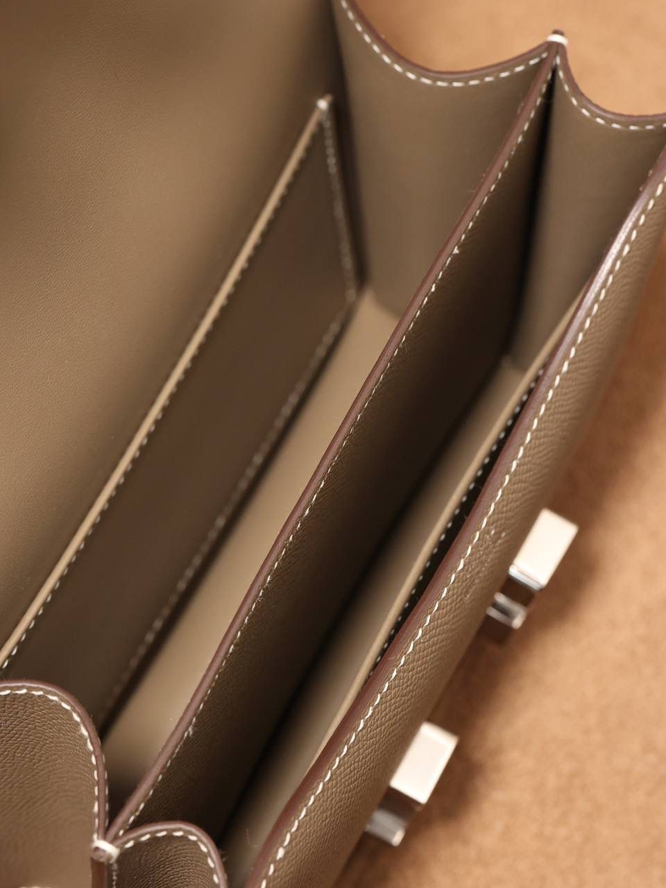 Hermes 爱马仕 #Constance 19大象灰 银扣👜✨ Epsom牛皮 单肩斜挎包 尺寸：19*15*4 cm 这款采用的是Epsom牛皮,纯原皮，和专柜用的是一个渠道的真皮 什么是Epsom牛皮？ 皮质：ep皮/手掌纹、一岁以上的公牛皮 软硬度：偏硬 纹理：皮面颗粒小的细腻皮纹，有点光泽感 特点：硬朗有细纹的牛皮皮质。细纹是进过后期处理的，比较硬质立体，长期贮存也不容易变形。自重轻，不易刮伤，非常耐磨实用。 所以每个H的款式用的皮都不一样，都是非常有讲究的✅