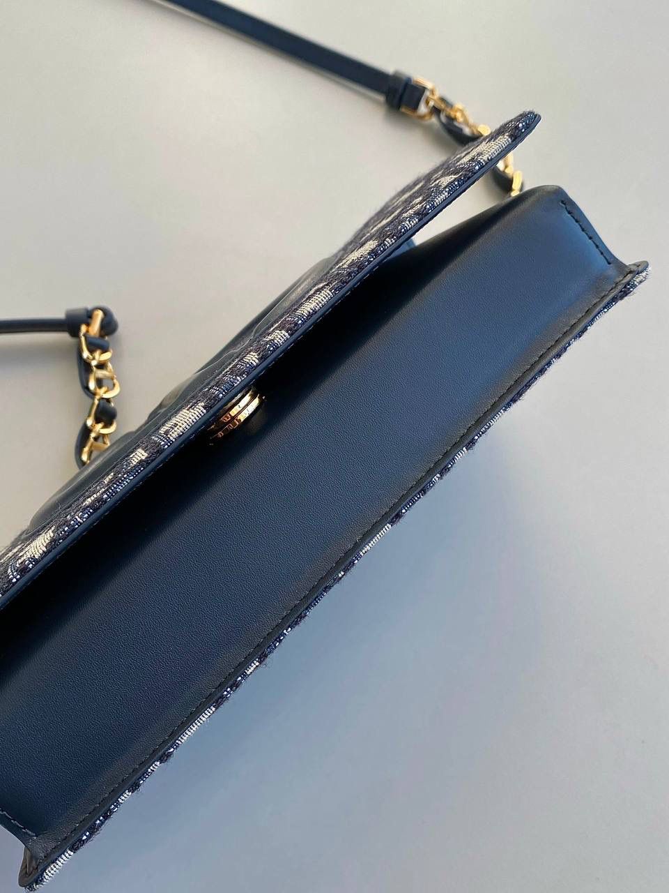 🈶老花蓝 𝗗𝗜𝗢𝗥 𝗦𝗶𝗴𝗻𝗮𝘁𝘂𝗿𝗲 链条手袋 全新系列一出直接萌翻天，很难不火 通常在金属包扣或链条装饰的CD字母 这次当了回主角，直接放大像极了猪鼻子 压印浮雕质感和字母的立体弧度，好高级 成了包身上一眼就能看到的重点元素 女生风格多面，包包更是如此 当一只小可爱不仅可以斜挎单肩 还能拎着当手拿包，搭配丝巾腋下背 基本就已经被拿捏住了！！ 翻盖开合像个小盒子，日常通勤容量OK 21×11×5cm，#8133m